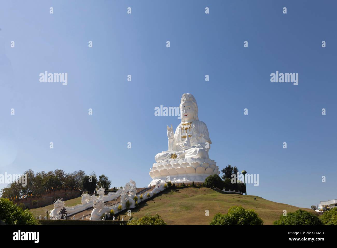 Grande Guan Yin Statuey a Wat huay pla kang tempio, Chiang Rai Thailandia. Foto Stock