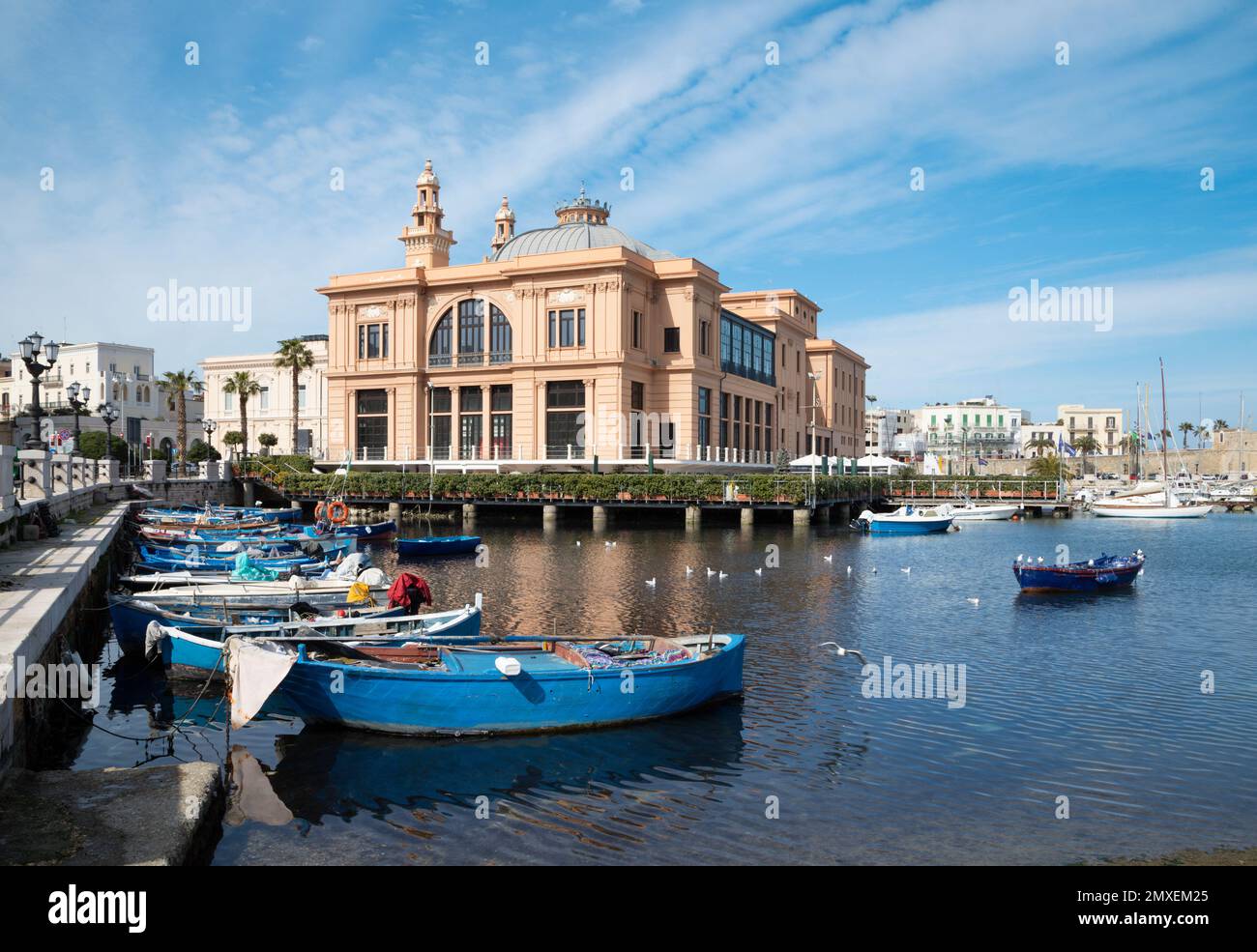 Bari - il panorama del porto e del Teatro Margherita. Foto Stock