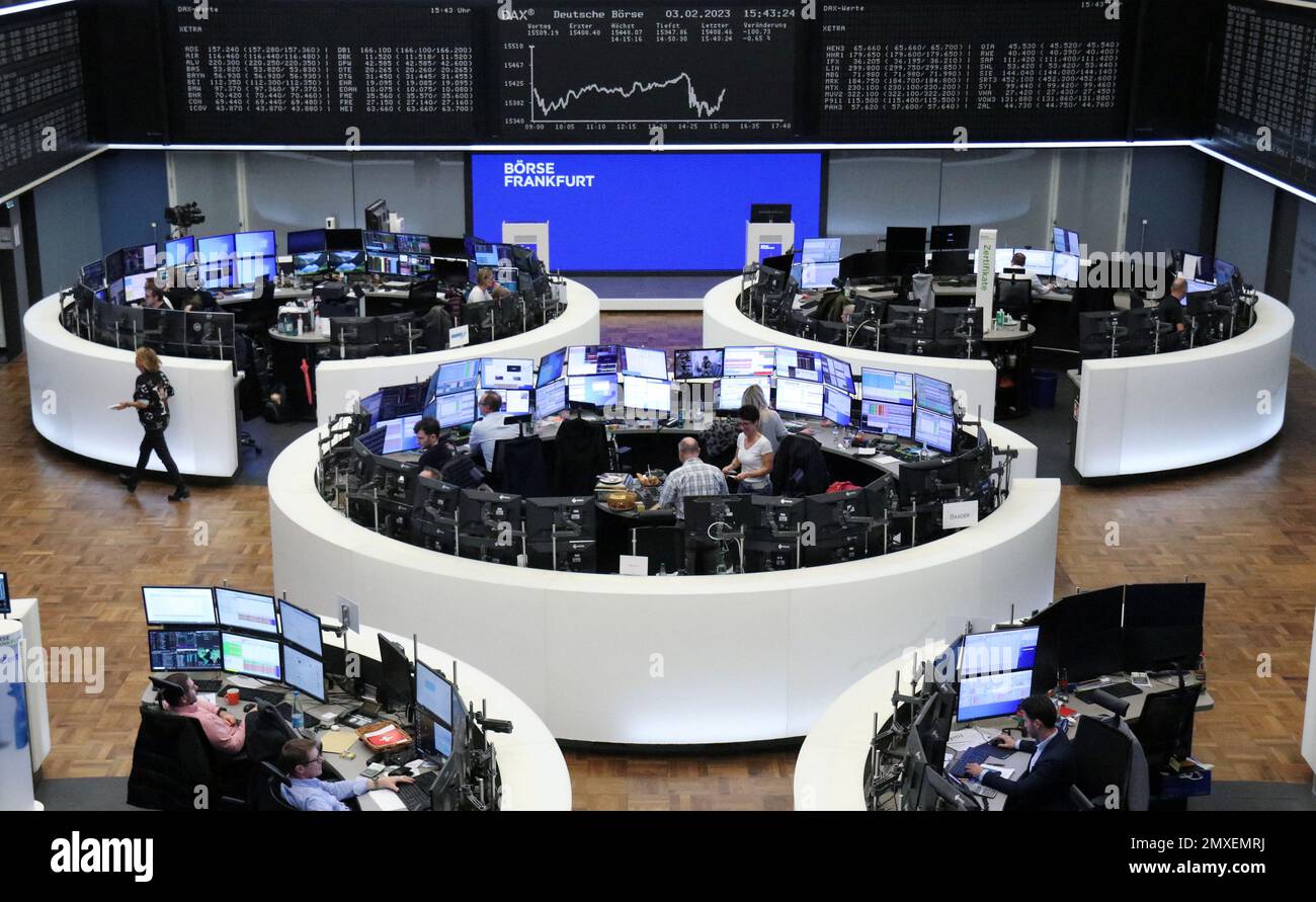 Il grafico DAX dell'indice azionario tedesco è illustrato alla Borsa di  Francoforte, Germania, 3 febbraio 2023. REUTERS/staff Foto stock - Alamy