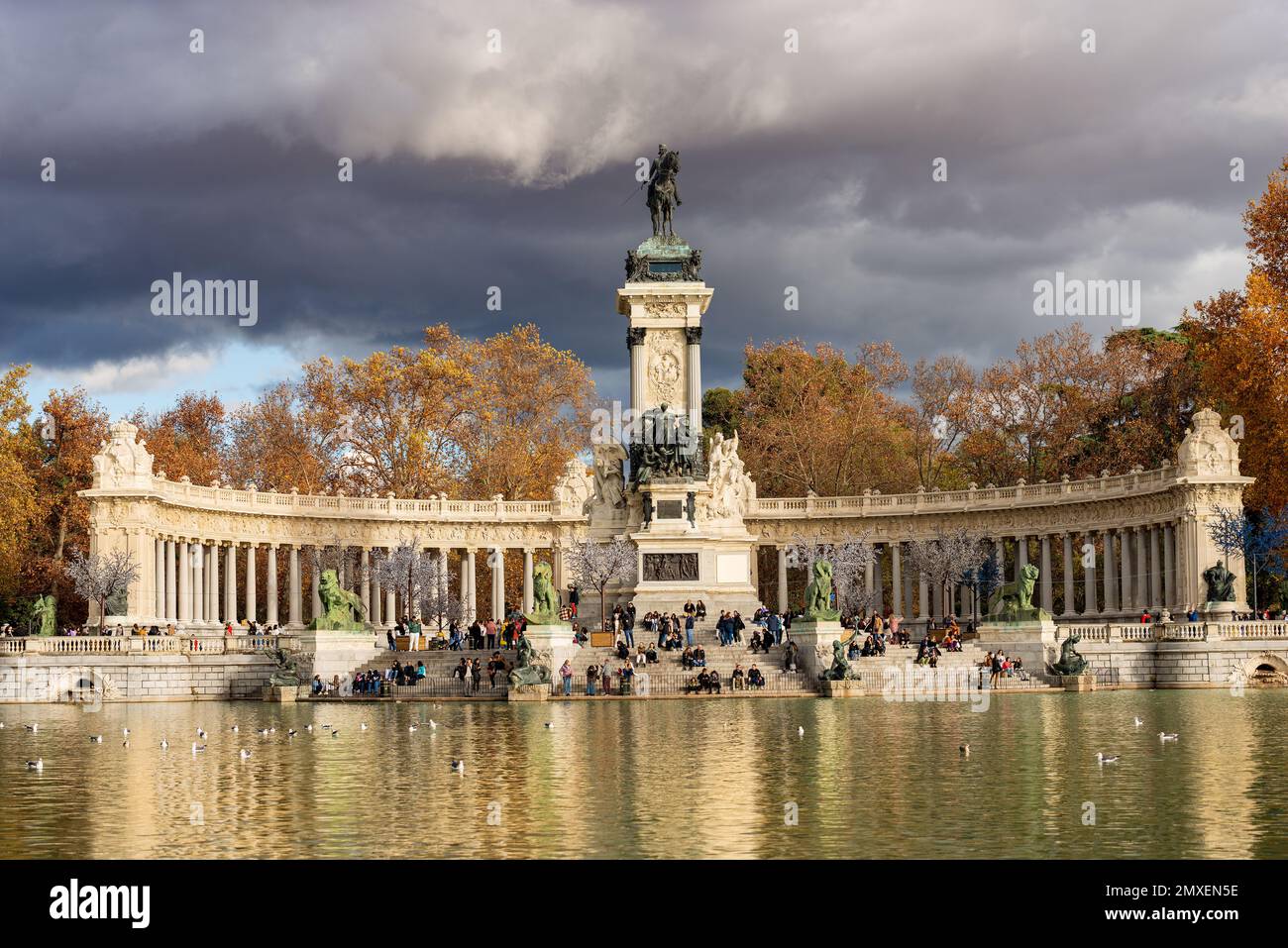 Madrid, monumento ad Alfonso XII (Re di Spagna) nel Parco del Buen Retiro (Parque del Buen Retiro) con il laghetto e il parco pubblico. Spagna, Europa. Foto Stock