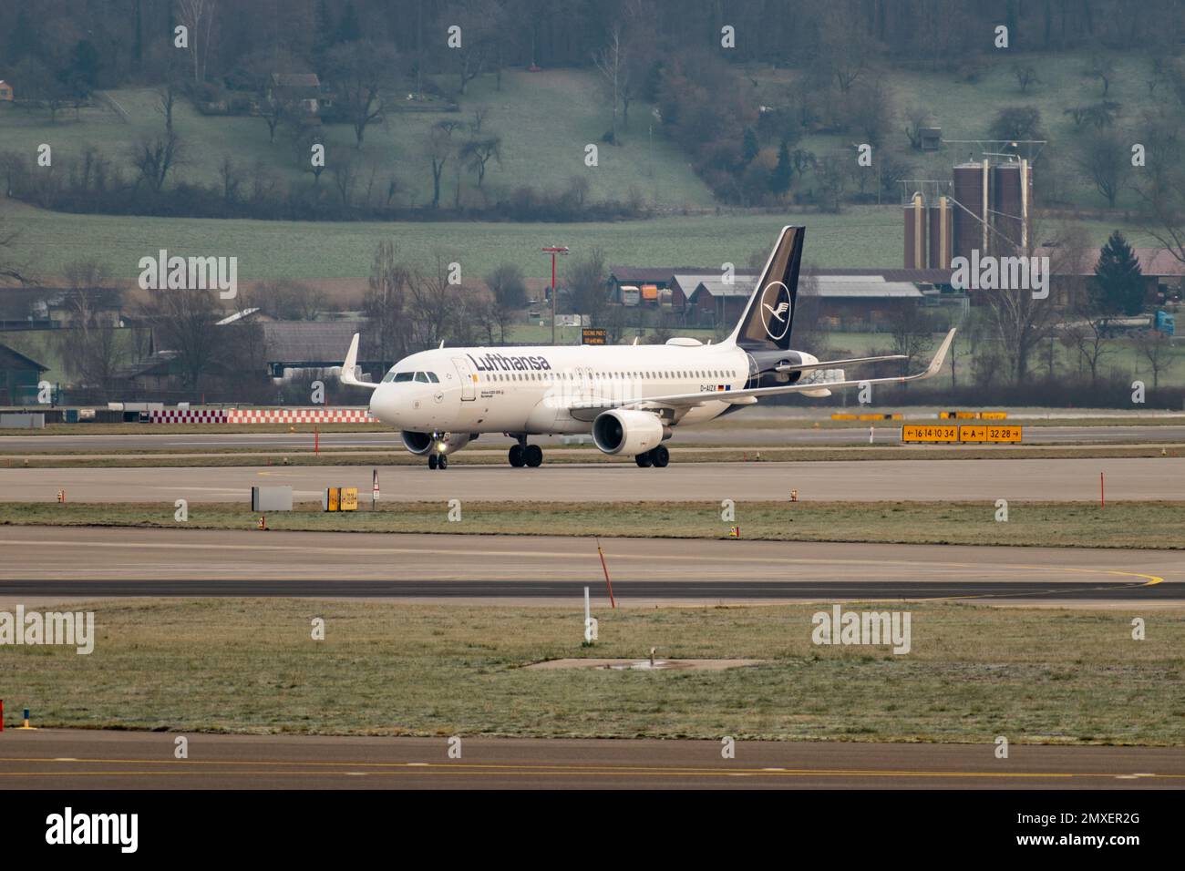 Zurigo (Svizzera), 20 gennaio 2023 Lufthansa Airbus A320-214 Airbus sta tassando la sua posizione Foto Stock