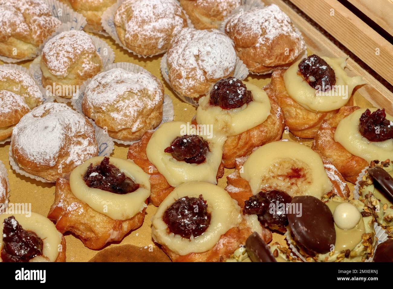 Vassoio con assortimento di vari tipi di dolci italiani pronti per essere degustati. Foto di alta qualità Foto Stock