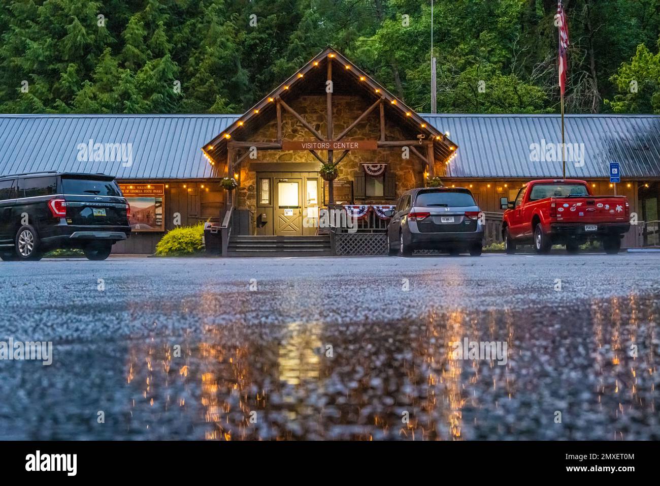 Una serata estiva piovosa presso il Visitors Center nel Vogel state Park, uno splendido rifugio annidato nelle Blue Ridge Mountains della Georgia vicino a Blairsville. Foto Stock