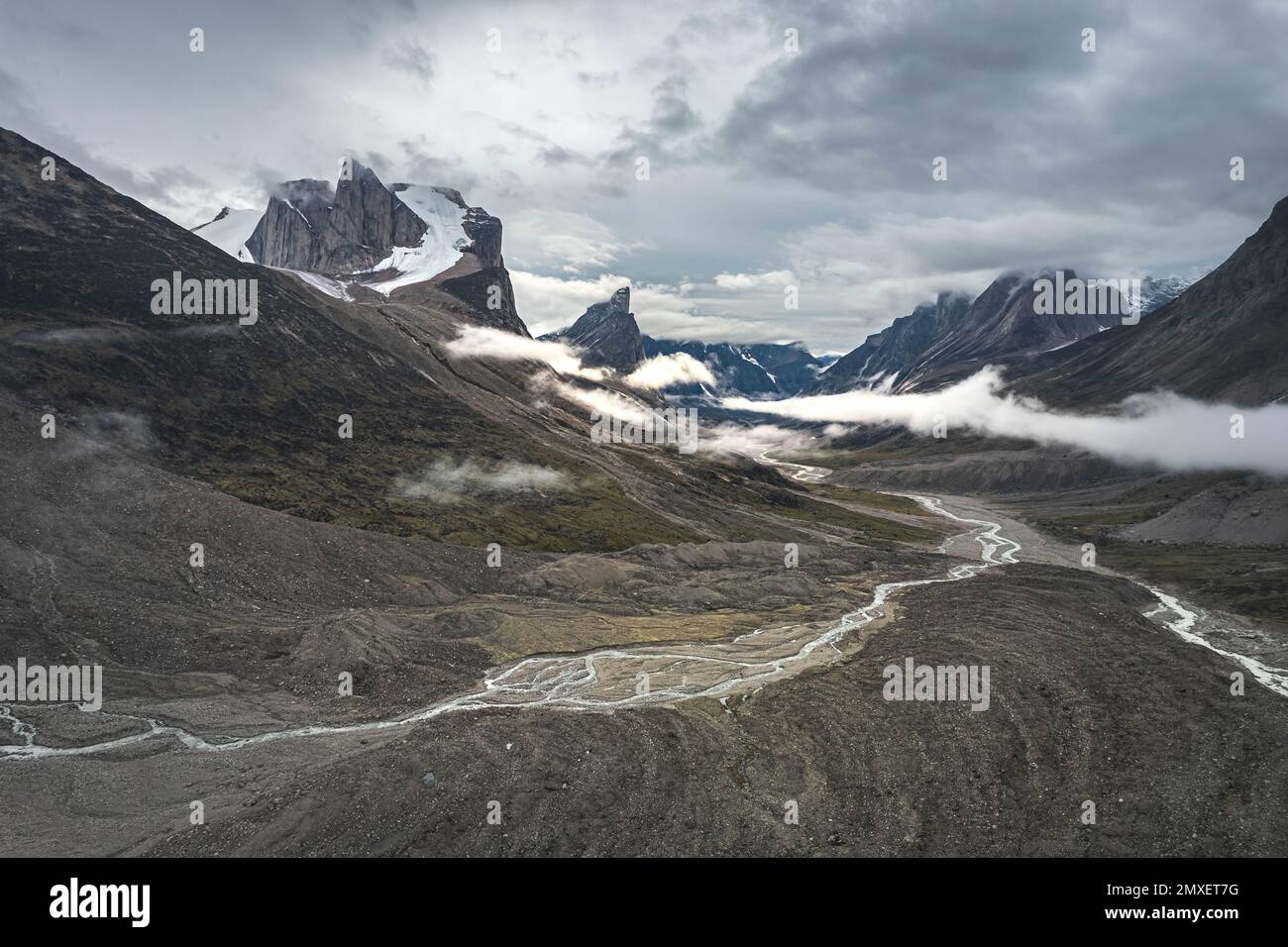 Breidablik Peak e Mt. Thor visto dal Passo Akshayak, Isola Baffin Foto Stock