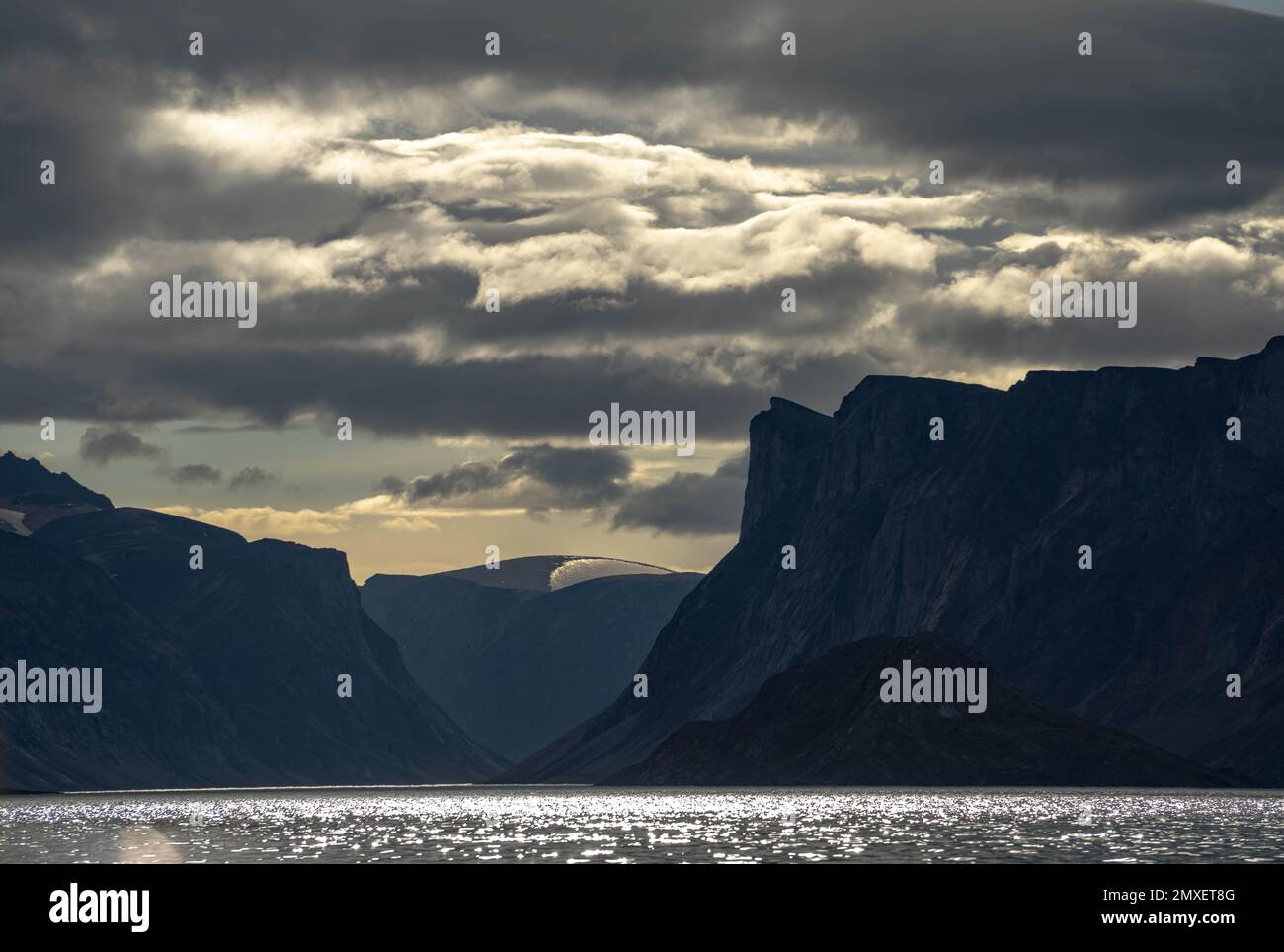 Passo Akshayuk, Parco Nazionale Auyuittuq vista panoramica. Baffin Montagne di Nunavut, Canada. Foto Stock