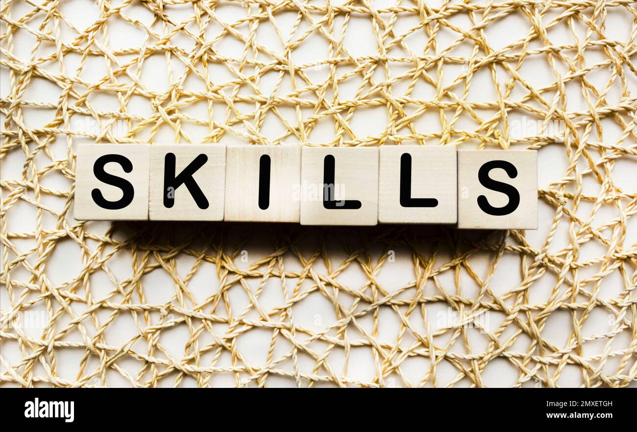 Abilità parola scritta su cubi di legno e sfondo chiaro Foto Stock