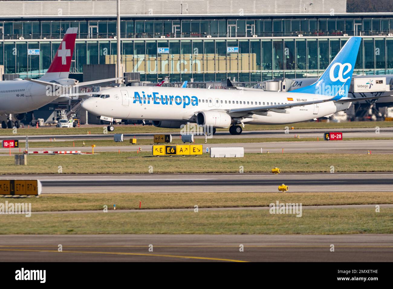 Zurigo, Svizzera, 20 gennaio 2023 l'aereo Air Europa Boeing 737-8GP parte dalla pista 28 Foto Stock