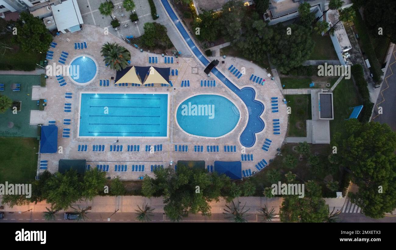 Una vista aerea di un paesaggio con una piscina circondata da alberi Foto Stock