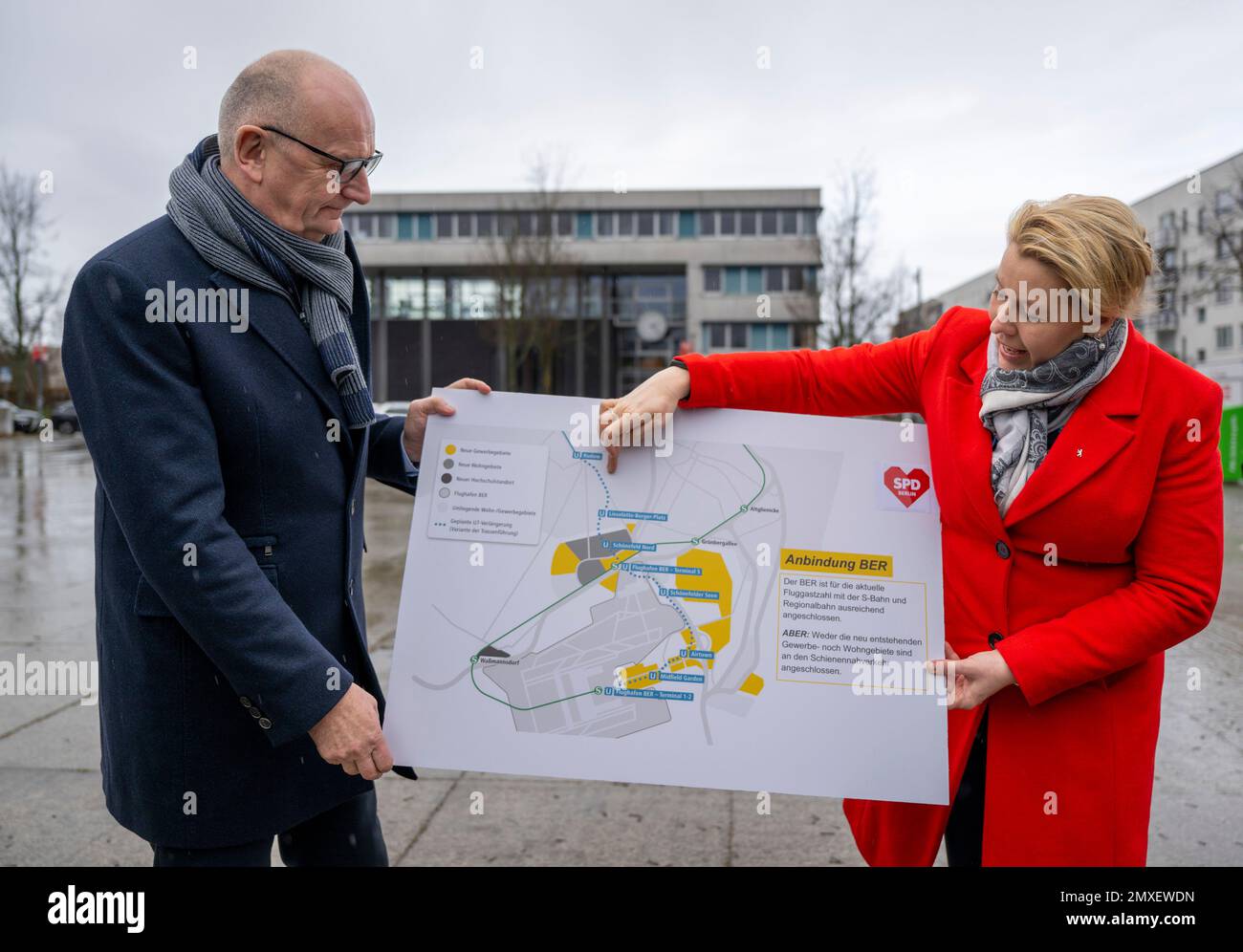 Berlino, Germania. 03rd Feb, 2023. Franziska Giffey (SPD), sindaco di Berlino, e Dietmar Woidke (SPD), ministro del Brandeburgo, presentano le possibili future fermate della metropolitana sulla linea pianificata da Rudow all'aeroporto di BER in occasione di una campagna elettorale. Il DOCUP chiede un ampliamento della linea U7 della metropolitana da Rudow all'aeroporto BER. Credit: Monika Skolimowska/dpa/Alamy Live News Foto Stock