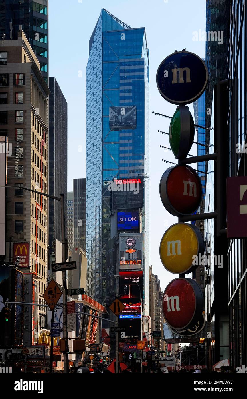 Times Square, New York: Un vivace e vivace fulcro di luci al neon, cartelloni iconici e attività infinita, perfetto per catturare l'essenza energetica della città Foto Stock