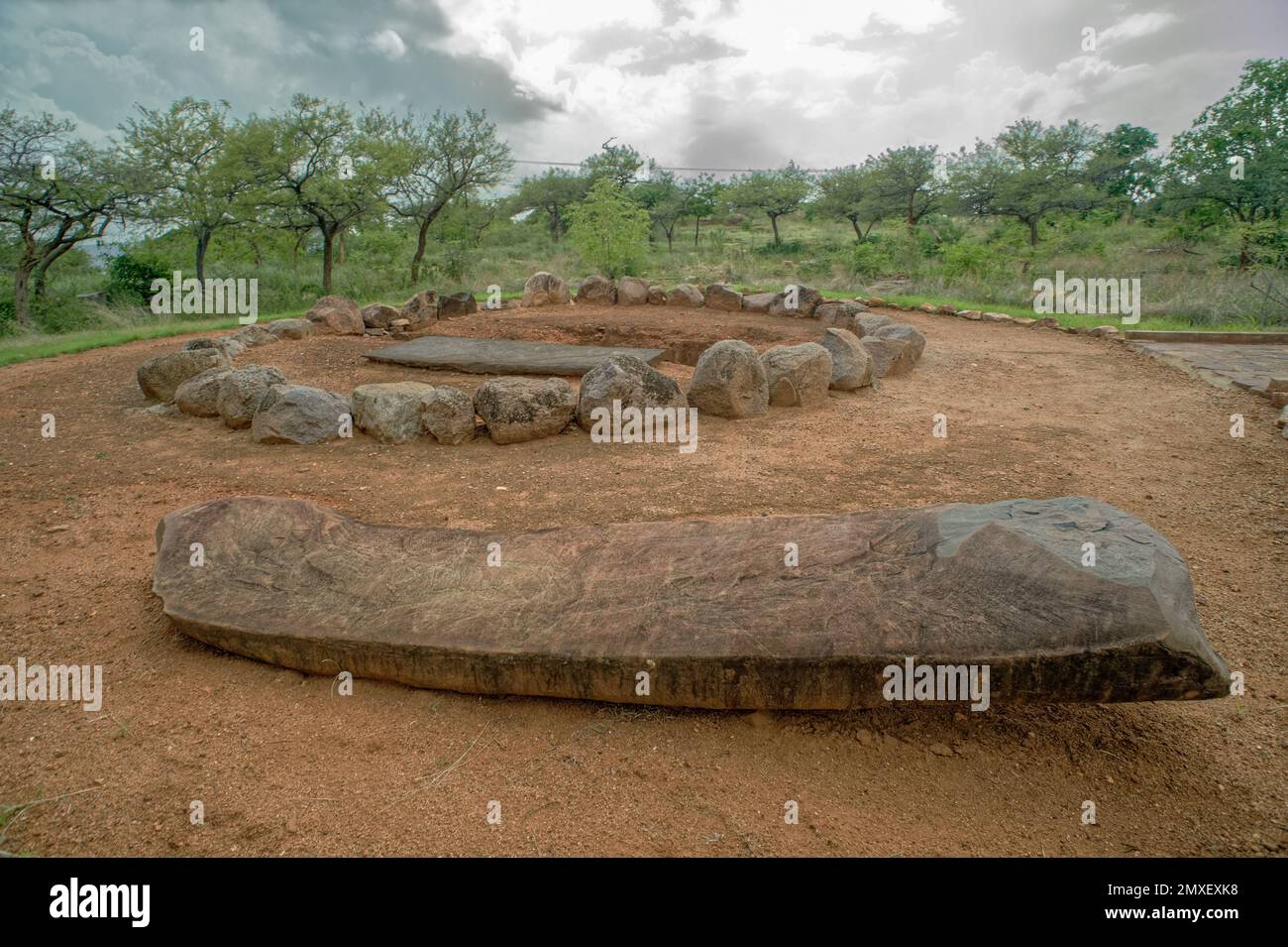08 23 2015 luogo di sepoltura megalitica Cist sepoltura che rappresenta i metodi di disposizione dei morti a Nagarjuna Konda, Andhra Pradesh, India, Asia, indiano, Foto Stock