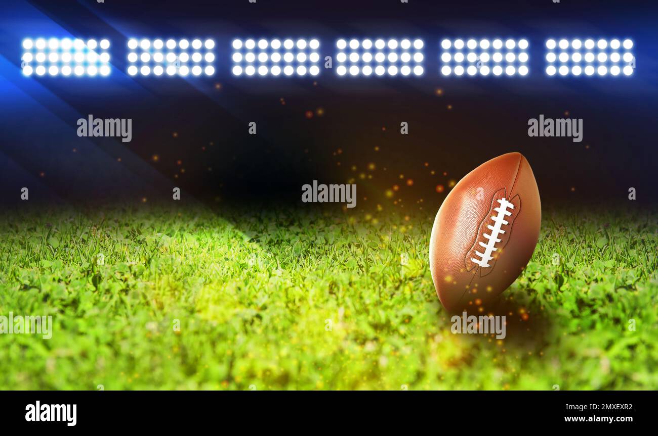 Palla americana in pelle sul campo da calcio verde, spazio per il testo. Design del banner Foto Stock