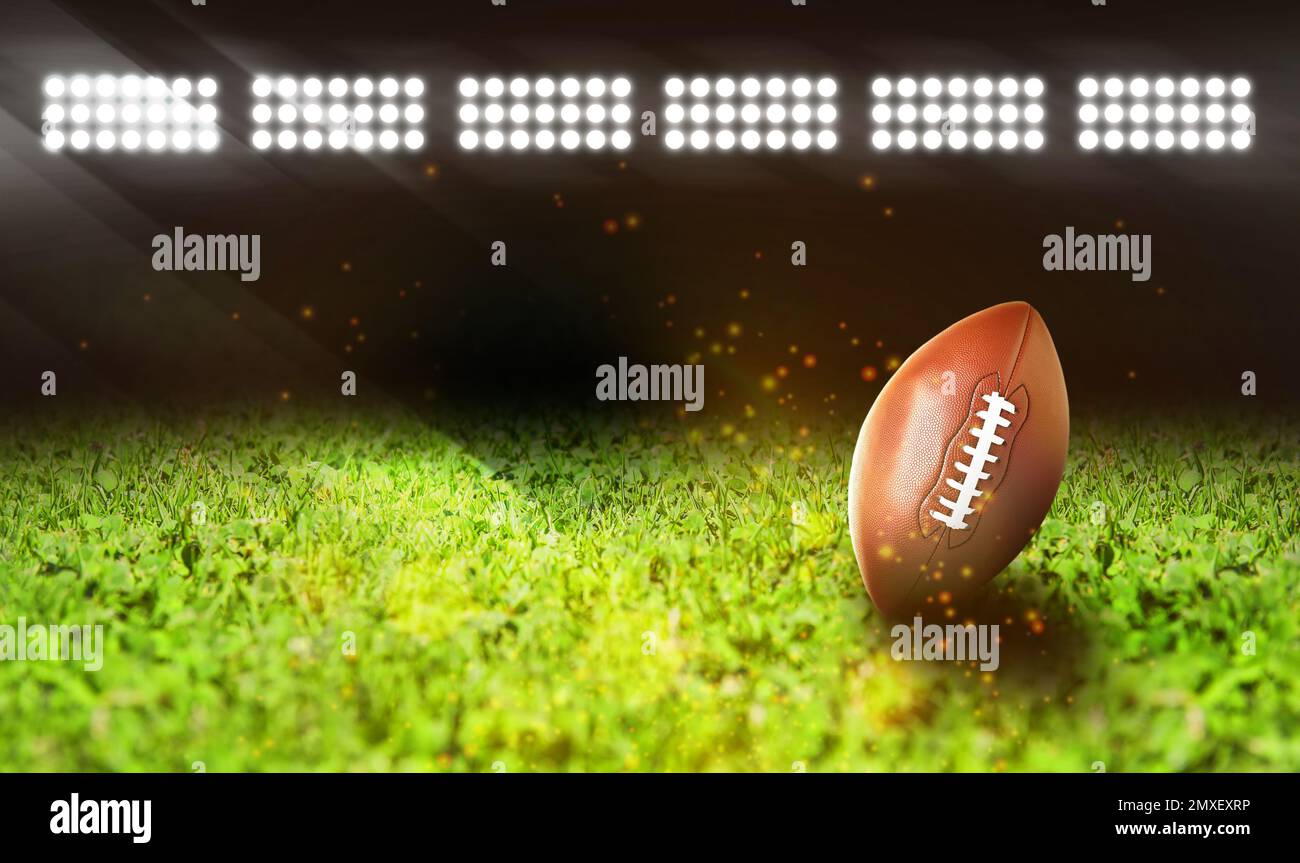 Palla americana in pelle sul campo da calcio verde, spazio per il testo Foto Stock