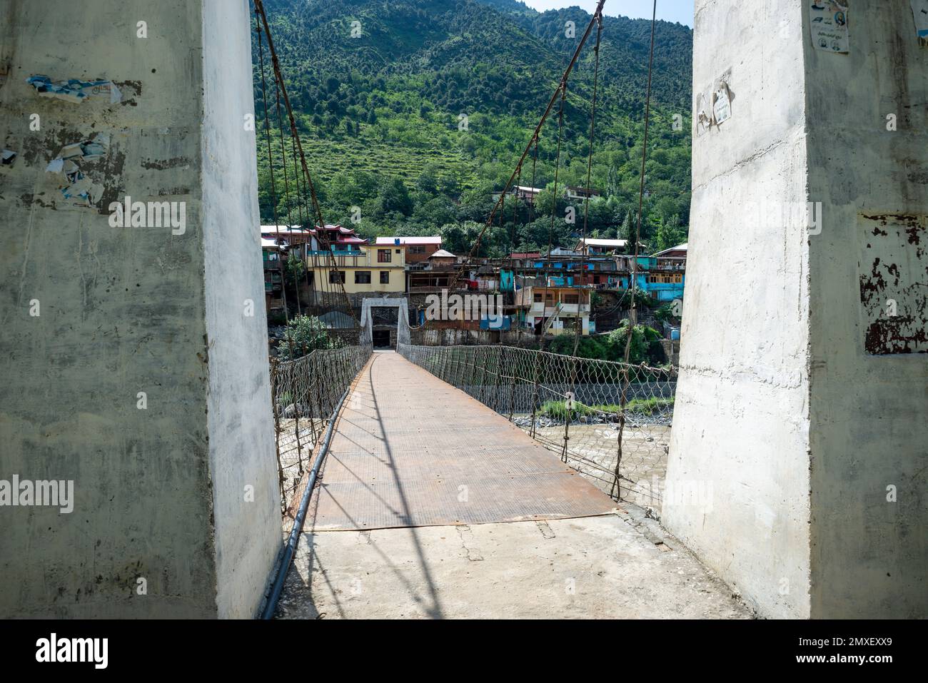 Vista del villaggio di Mankar e del suo ponte sospeso, della valle di Swat, Pakistan Foto Stock