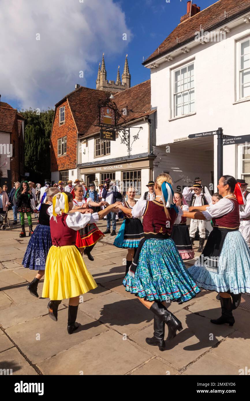 Inghilterra, Kent, Tenterden, Tenterden Annual Folk Festival, Slovenian Folk Dancers in National Costume *** Local Caption *** UK,United Kingdom,Great Fr Foto Stock