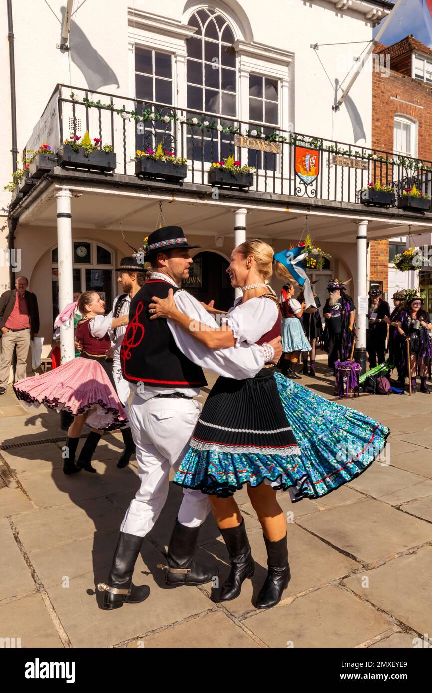 Inghilterra, Kent, Tenterden, Tenterden Annual Folk Festival, Slovenian Folk Dancers in National Costume *** Local Caption *** UK,United Kingdom,Great Fr Foto Stock