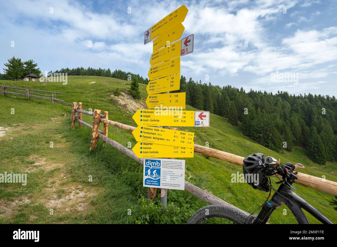 Beschilderung der wander- und Mountainbikewege auf der Stoißeralm auf dem Teisenberg (1334m) mit Hochstaufen und Zwiesel, Berchtesgaden Alpen (Bayern Foto Stock