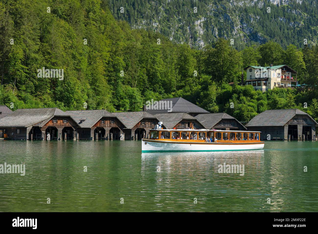 Die Schifffahrt auf dem Königsees vor Bartholomä im Berchtesgadener Land, Oberbayern, Deutschland, , Die Boote kehren am Abend ind die Bootshütte an Foto Stock