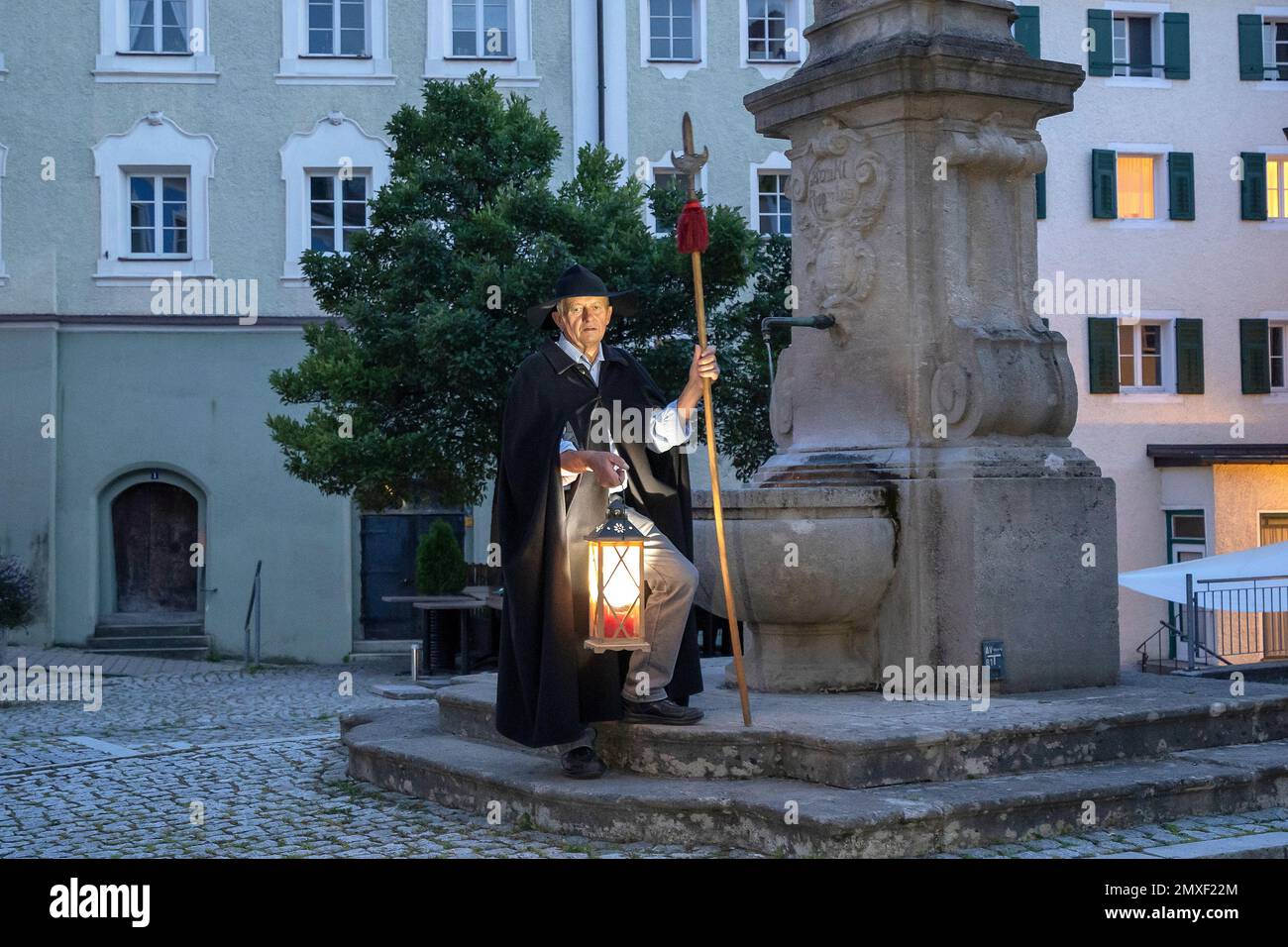 'der ''Nachtwächter' führt durch die Stadt - in Laufen an der Salzach, Bayern, Deutschland , geführte Wanderung mit Hans Surrer' Foto Stock