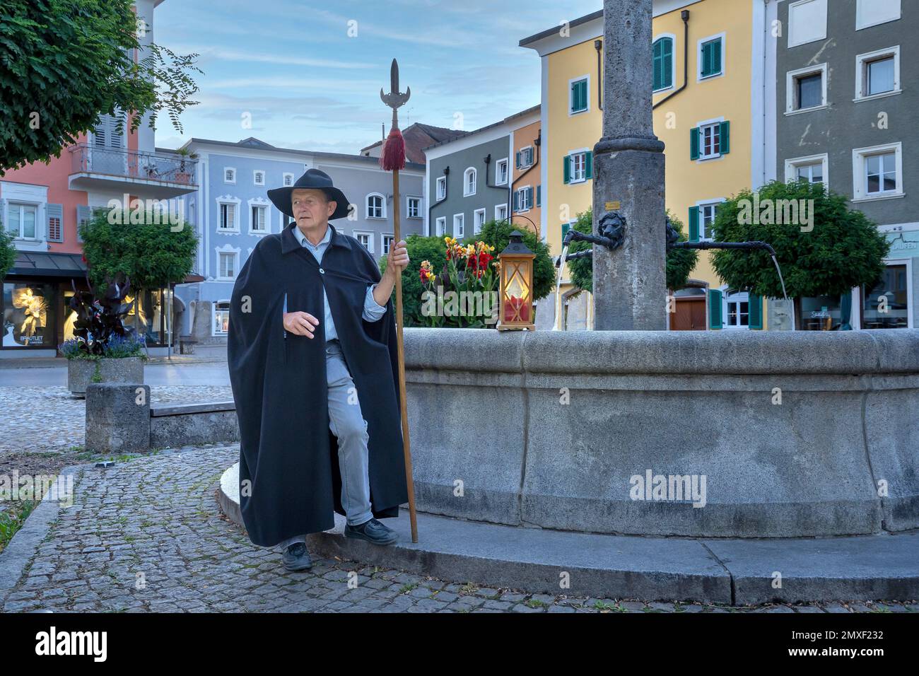 'der ''Nachtwächter' führt durch die Stadt - in Laufen an der Salzach, Bayern, Deutschland , geführte Wanderung mit Hans Surrer' Foto Stock