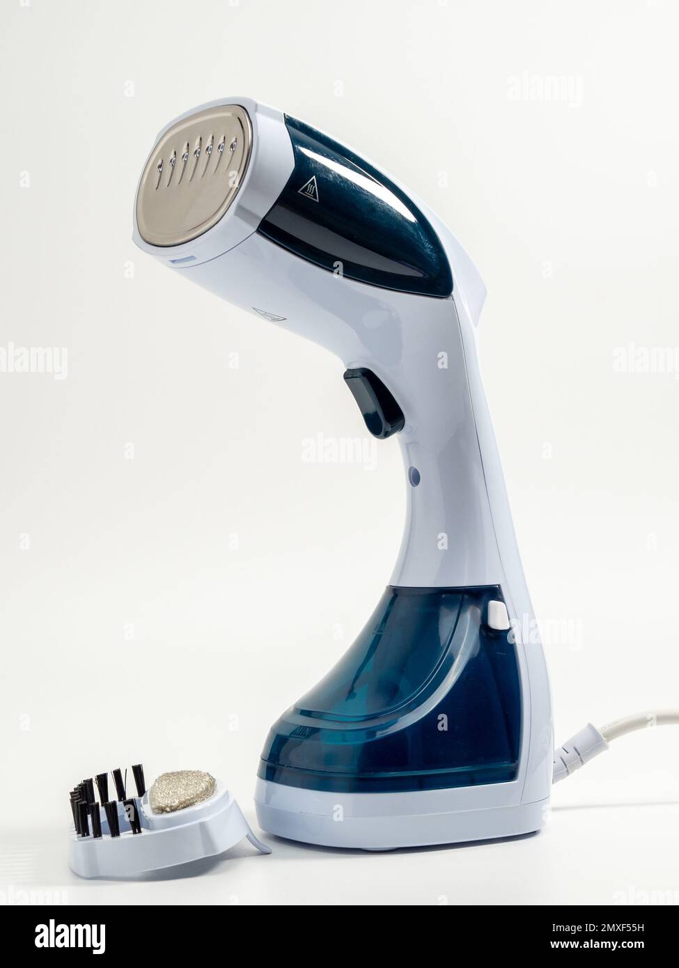 Vaporizzatore per abiti su sfondo bianco. Ferro da stiro portatile. Ferro  da stiro per i vestiti Foto stock - Alamy