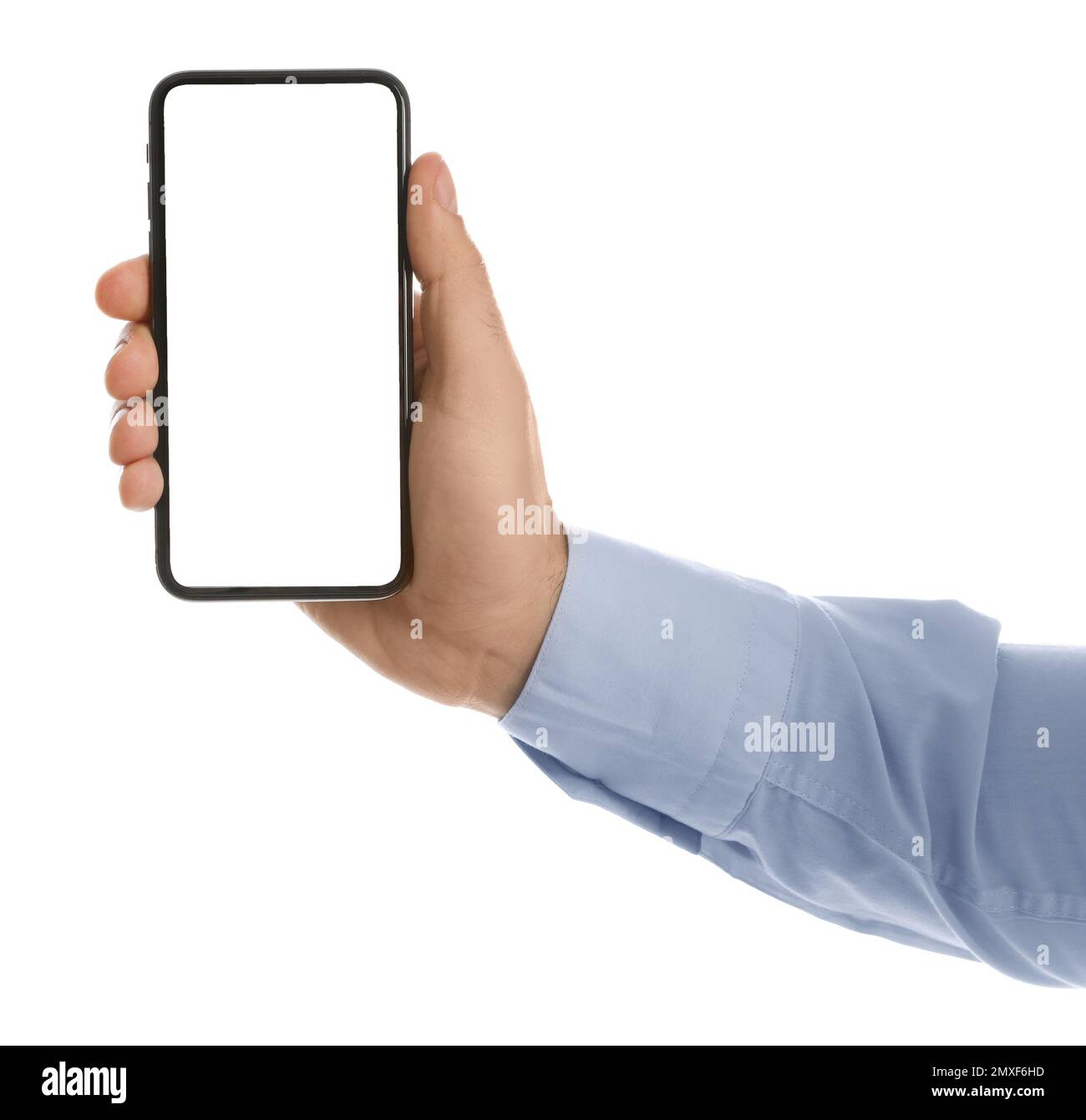 Uomo che tiene il telefono cellulare con schermo vuoto su sfondo bianco, primo piano Foto Stock