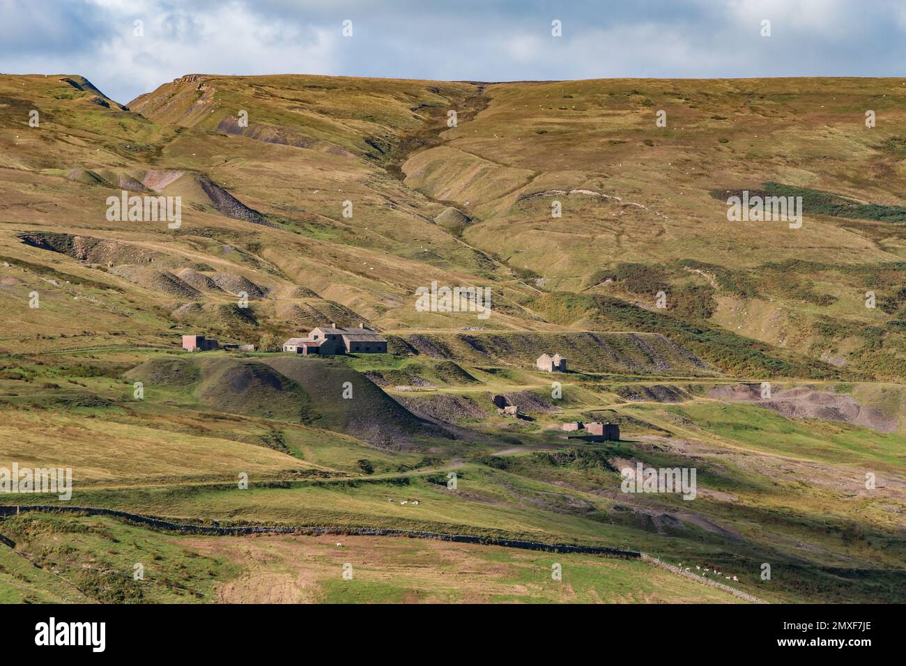 Sole autunnale e ombre sui resti della miniera di piombo di Coldberry, Teesdale Foto Stock