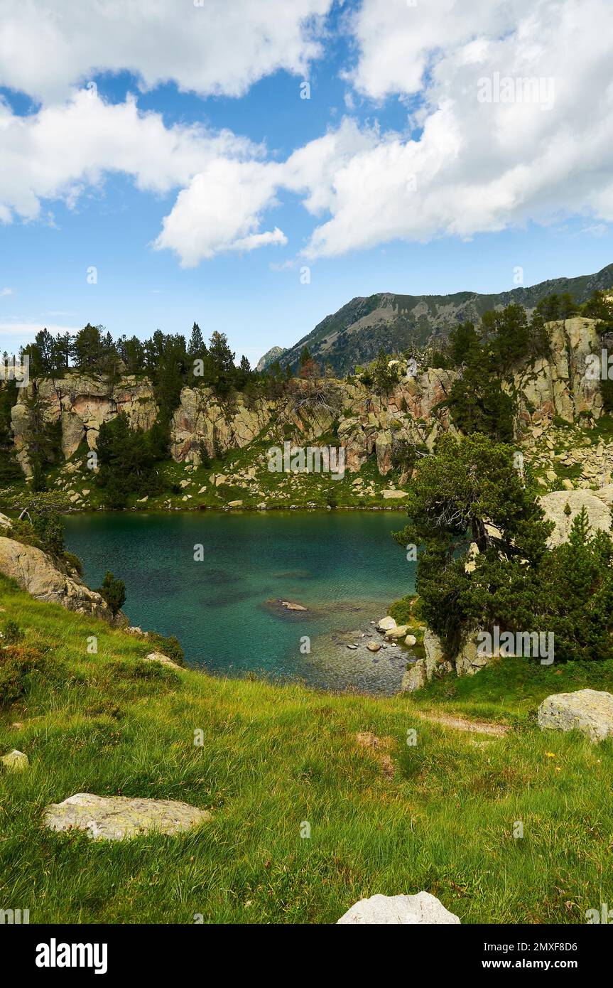 Lago lungo Estanh nel Parco Nazionale Aigüestortes i Estany de Sant Maurici (Valle Aran, Lleida, Pirenei, Cataluña, Spagna) Foto Stock