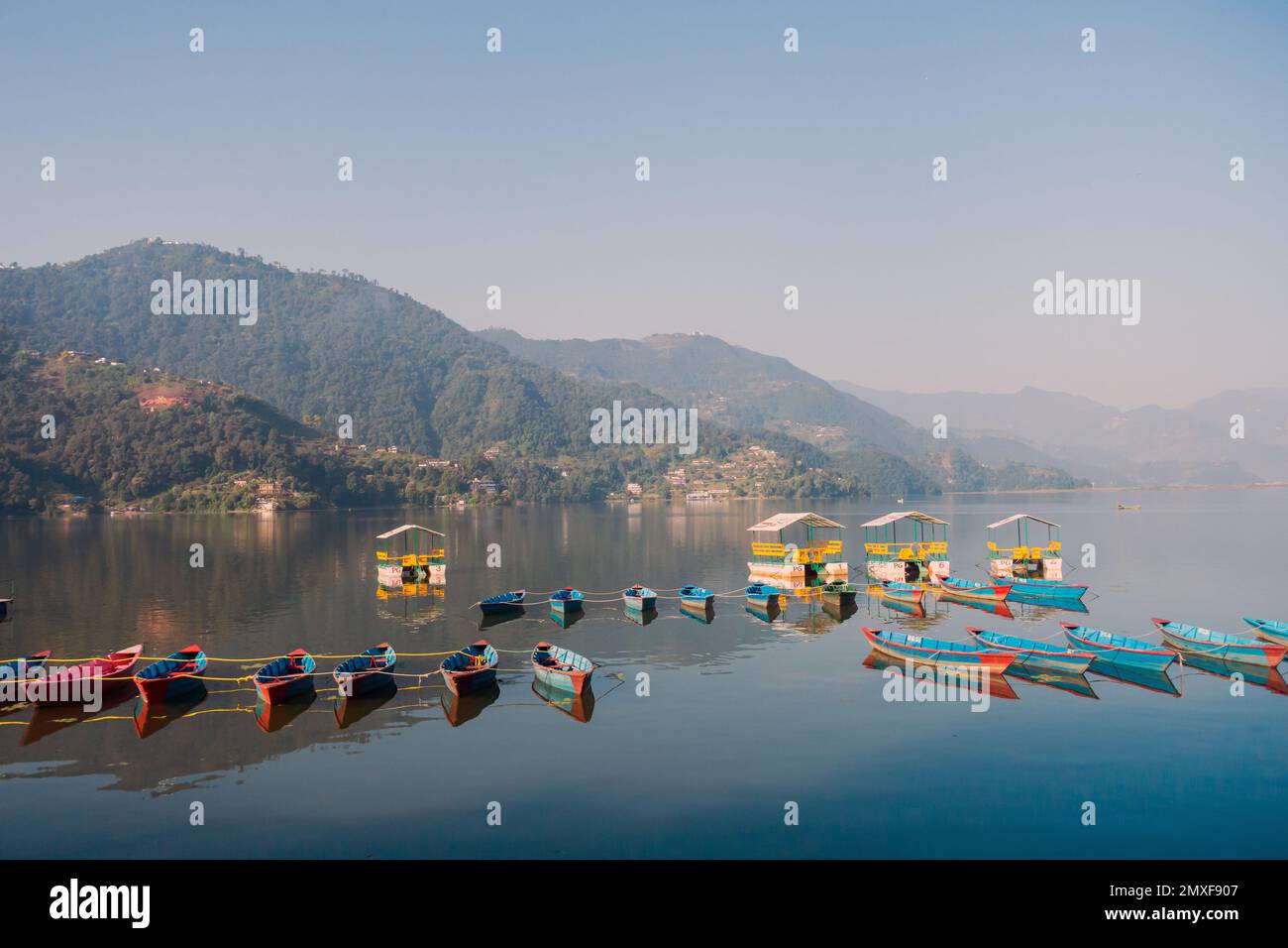 Pokhara, Nepal - 2022 dicembre - Barche ormeggiate al lago Phewa Foto Stock