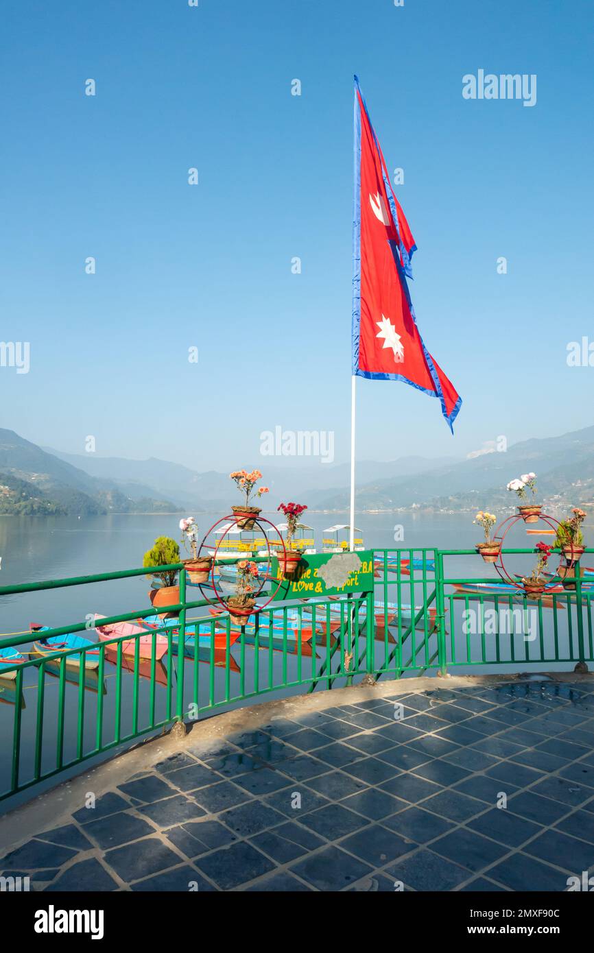 Pokhara, Nepal - 2022 dicembre - Barche ormeggiate al lago Phewa Foto Stock