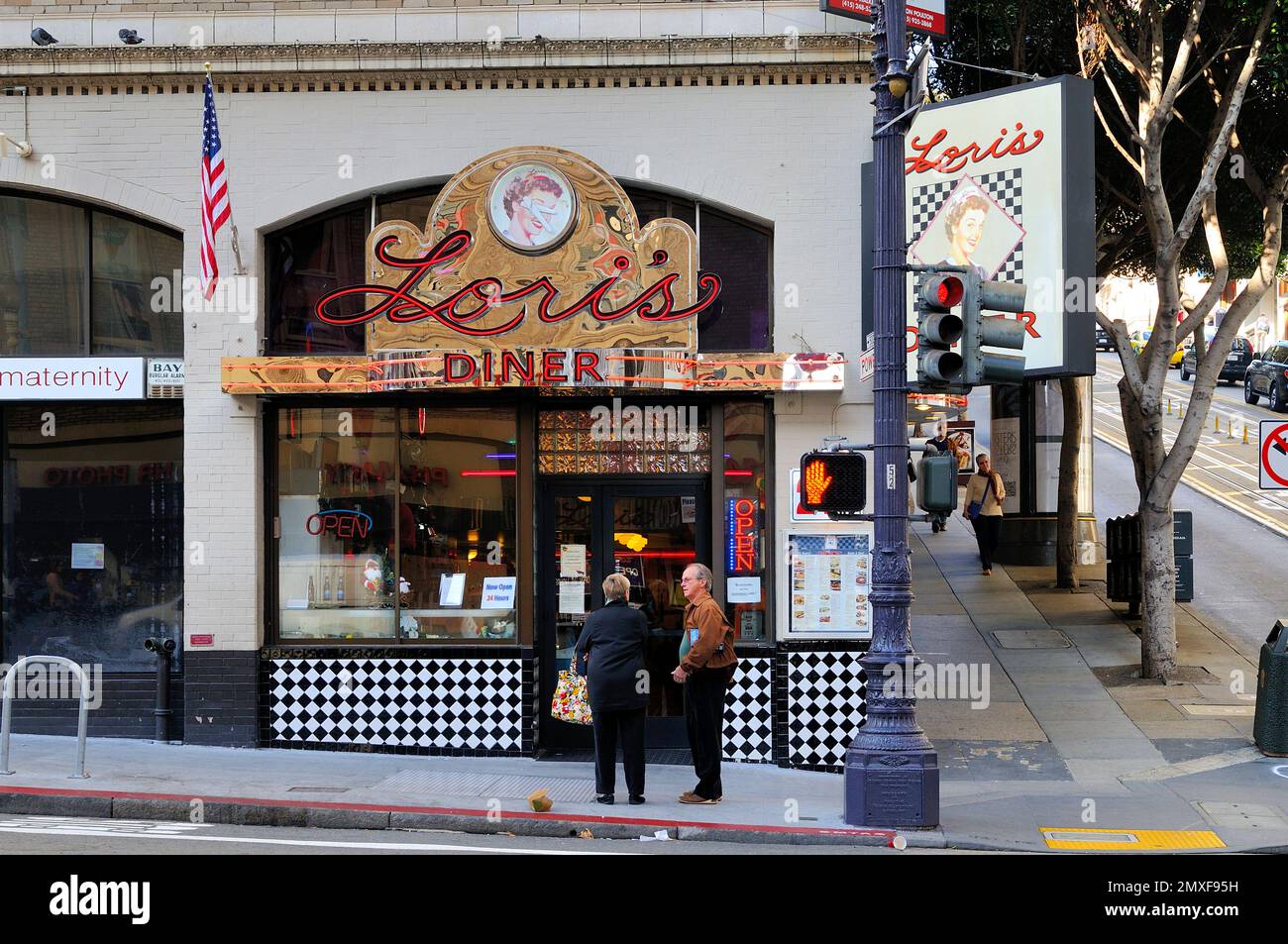 Lori's Restaurant in Union Square, San Francisco, un ristorante in stile retrò con iconica segnaletica al neon e vibranti vibrazioni della città. Foto Stock