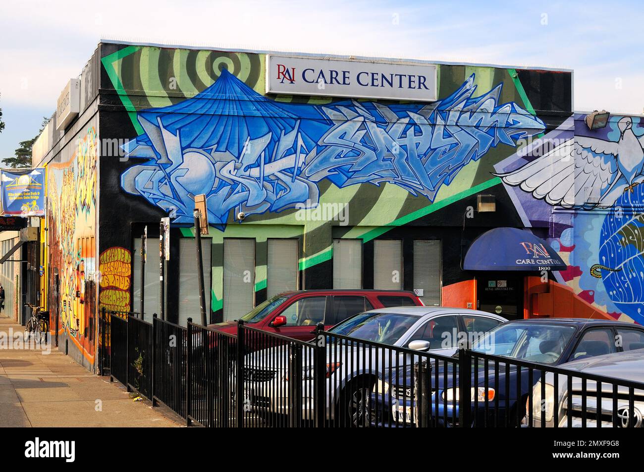 Street art sulla facciata del Rai Care Center nel quartiere Haight Ashbury a San Francisco, California. Foto Stock