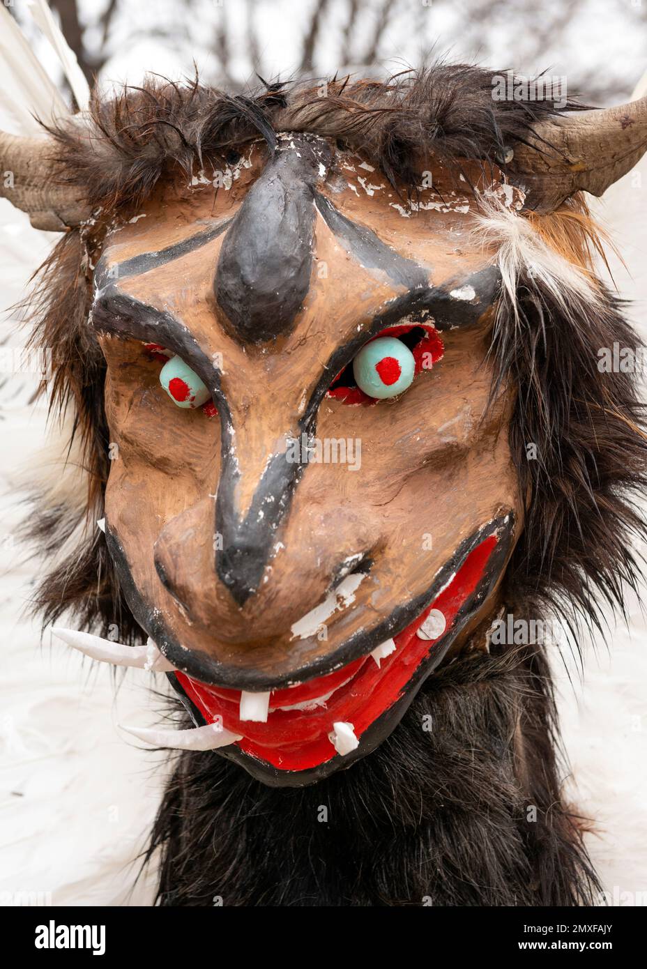 Maschera strana raffigurante il mostro al Surva International Masquerade and Mummers Festival di Pernik, Bulgaria, Europa orientale, Balcani, UE Foto Stock