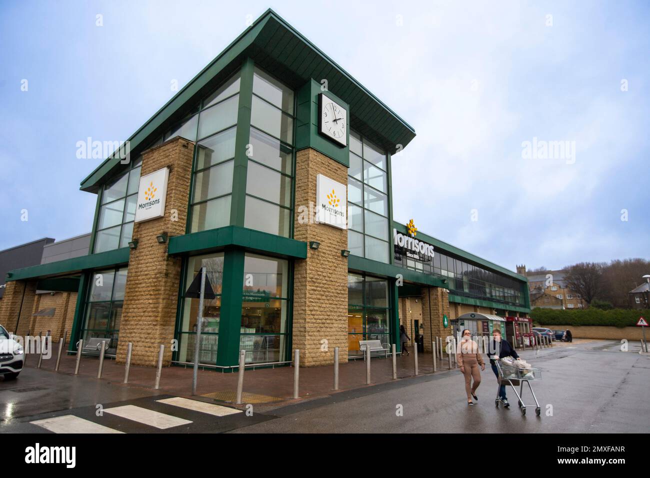 Morrisons Supermarket, Illingworth vicino Halifax, West Yorkshire. WM Morrison Supermarkets, commerciante come Morrisons, è la quinta catena più grande del supermercato nel Regno Unito. A partire dal 2021, l'azienda aveva 497 supermercati in Inghilterra, Galles e Scozia, nonché uno a Gibraltar.The società ha sede a Bradford, Inghilterra. Foto Stock