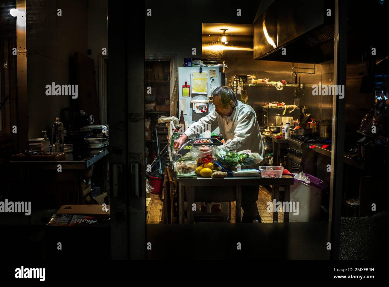 Ristorante cucina attraverso la finestra, cucina commerciale e chef, visto da Delancy Street Camden Londra Foto Stock