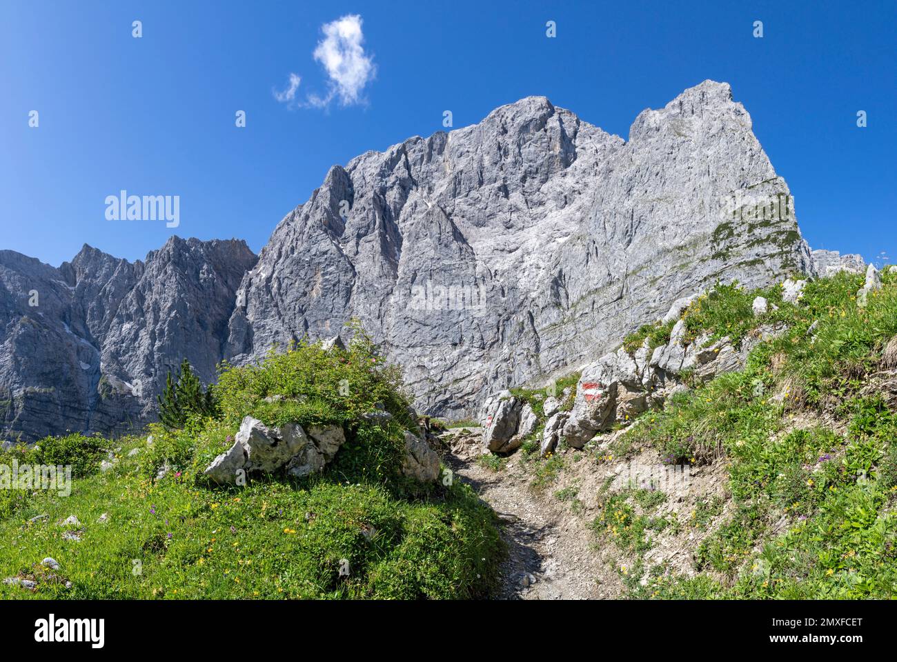 Le pareti nord dei monti Karwendel - le mura di Grubenkarspitze. Foto Stock