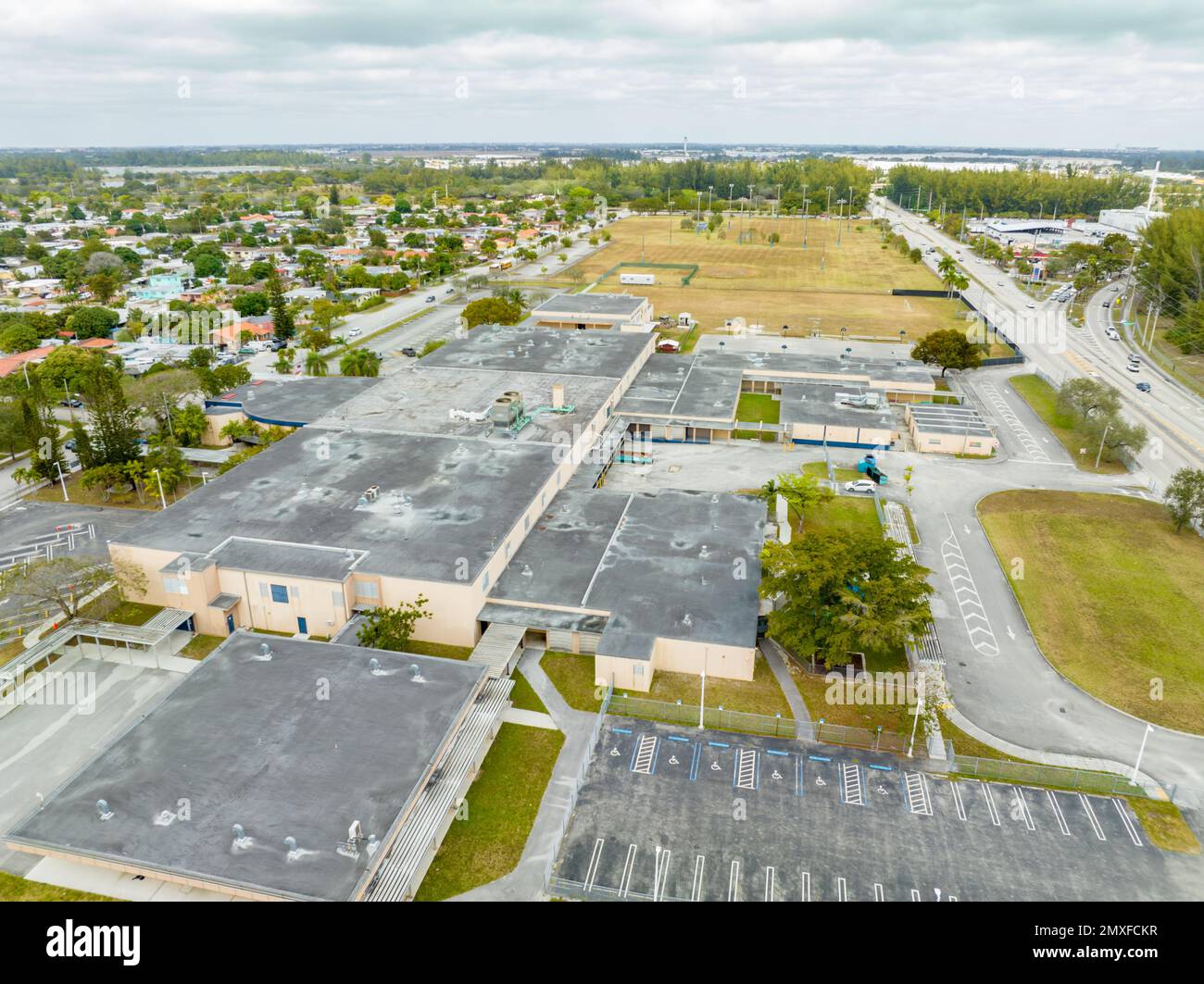 Hialeah, FL, USA - 28 Gennaio 2023: Foto aerea Hialeah Middle Community School Foto Stock