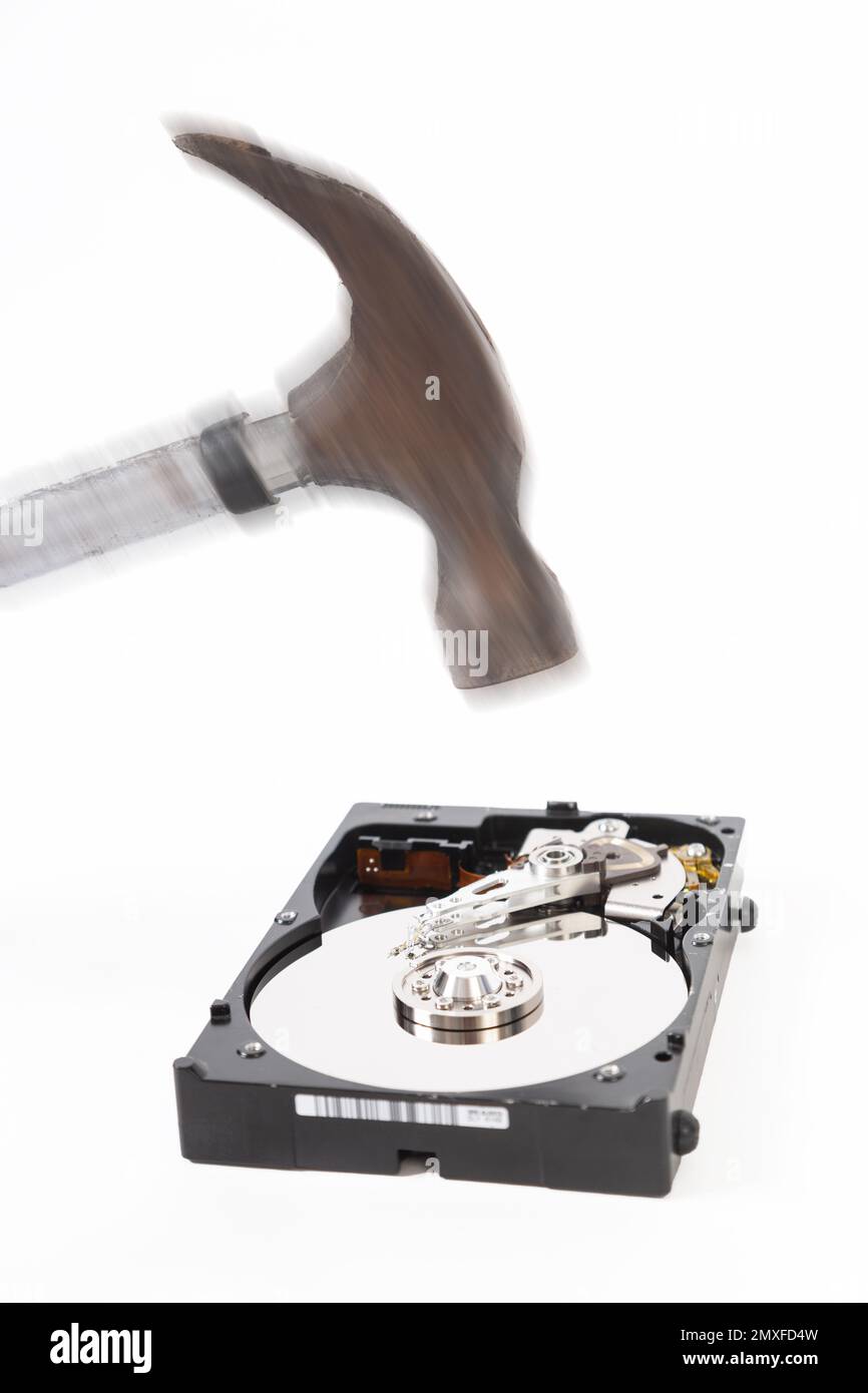 Distruggere un disco rigido con un martello Foto Stock
