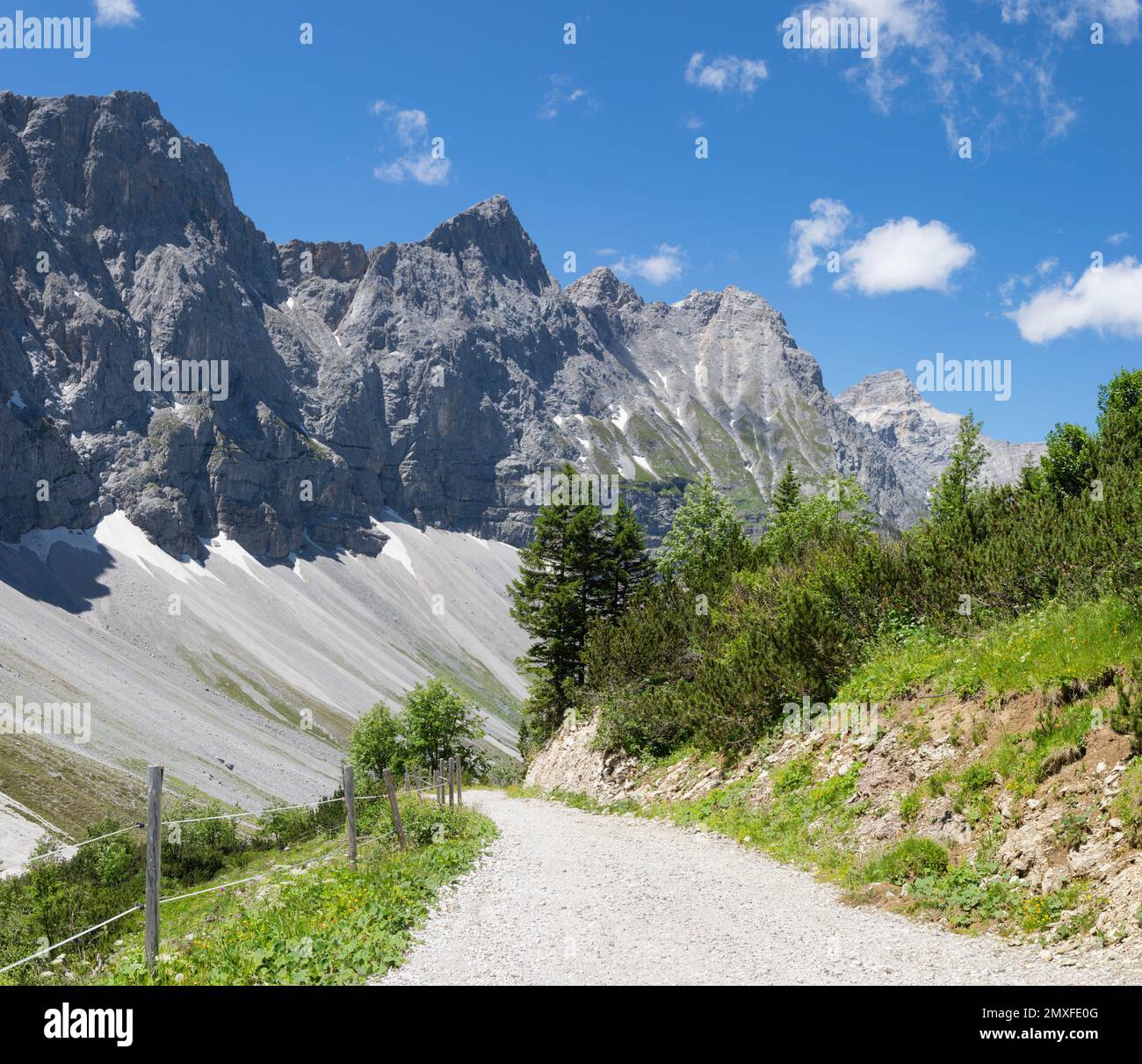 Le pareti nord dei monti Karwendel - Bockkarspitzhe, Nordliche Sonnenspitze da Falkenhutte chalet. Foto Stock