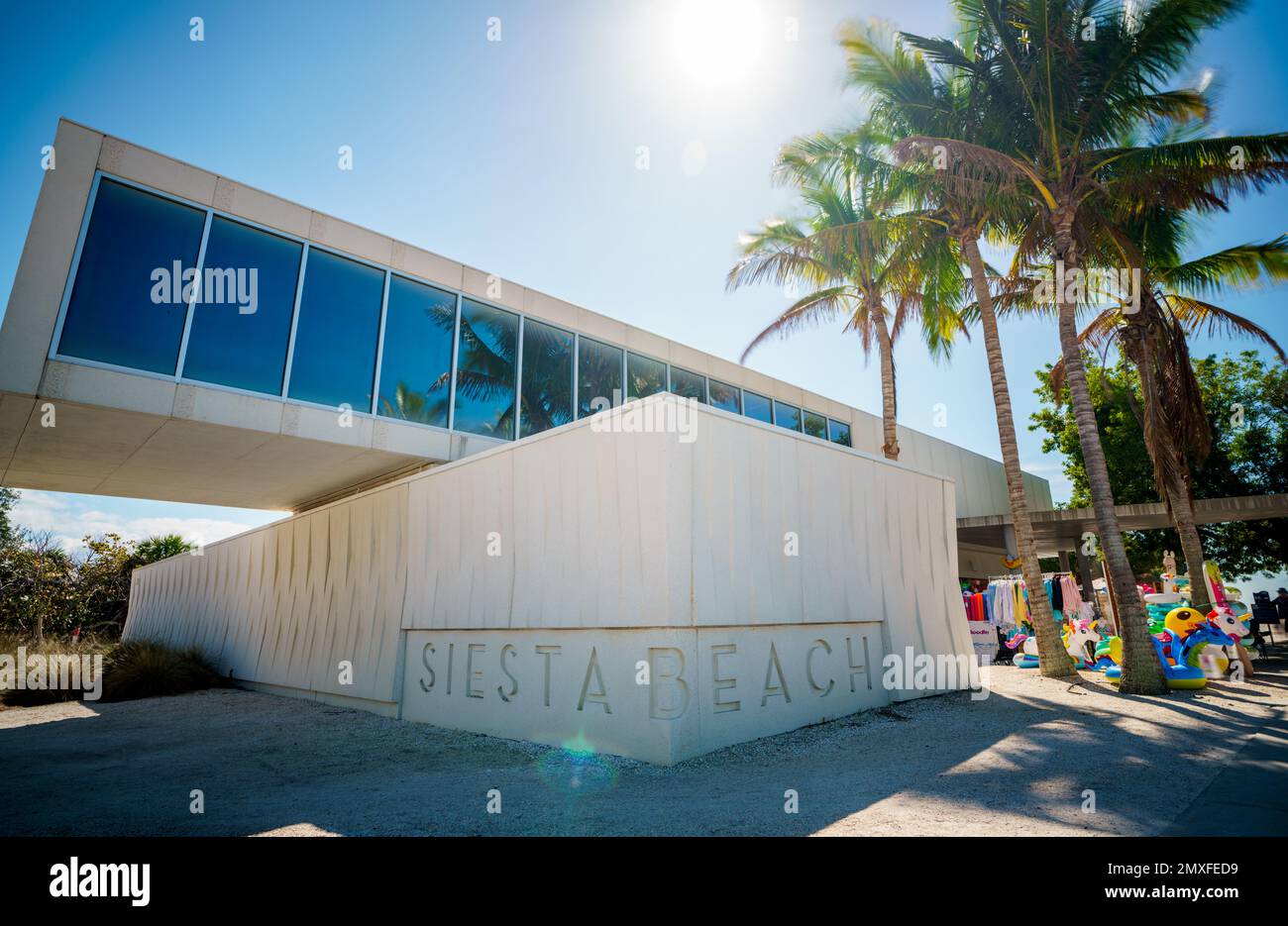 Foto a lunga esposizione della scena di Siesta Key Beach con sfocatura del movimento negli alberi Foto Stock
