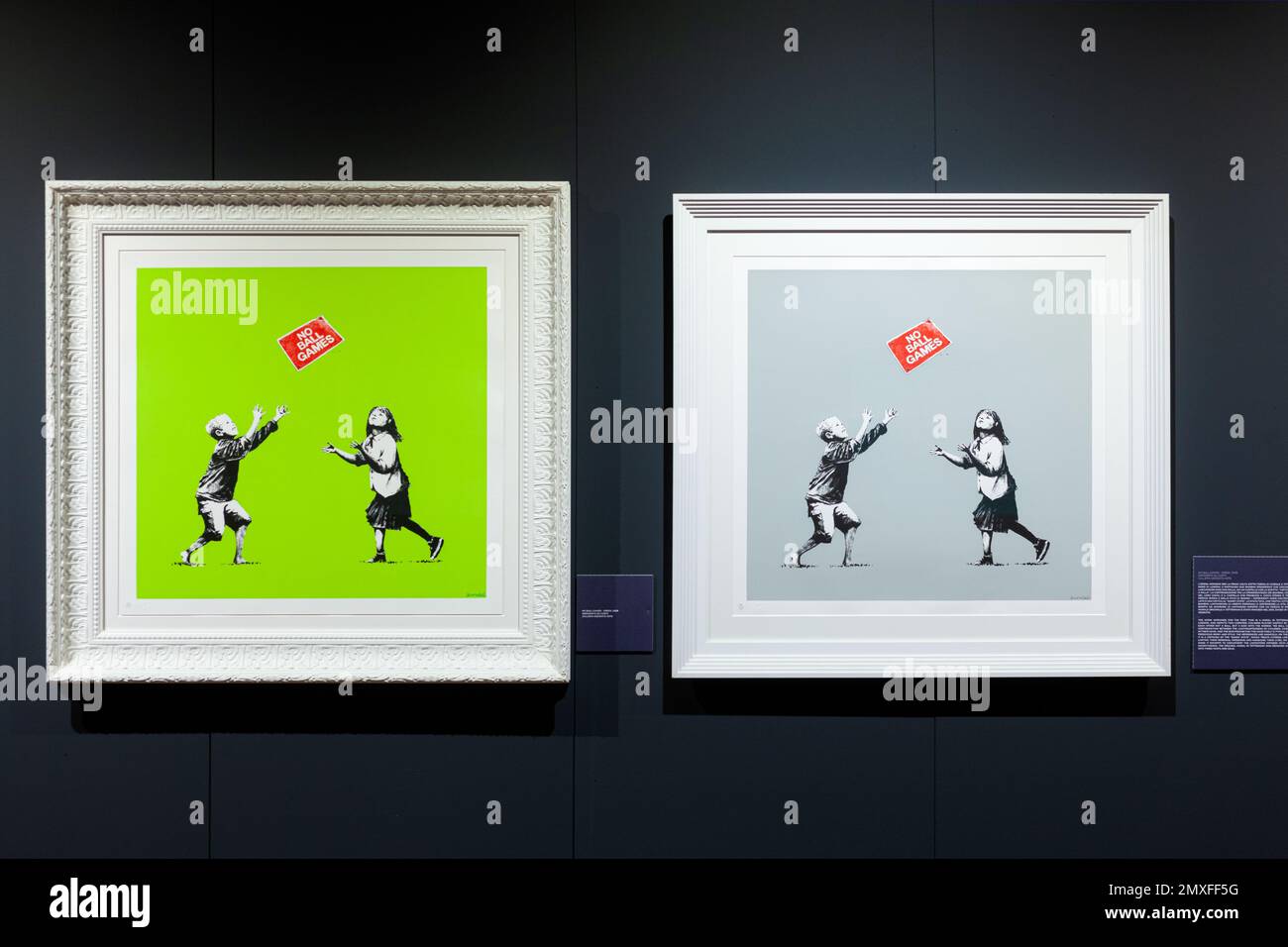 Trieste, Italia - 21 gennaio 2023: Serigrafie dal titolo No Ball Games, l'edizione verde e grigia di Banksy. Il grande comunicatore Banksy, Salone Foto Stock
