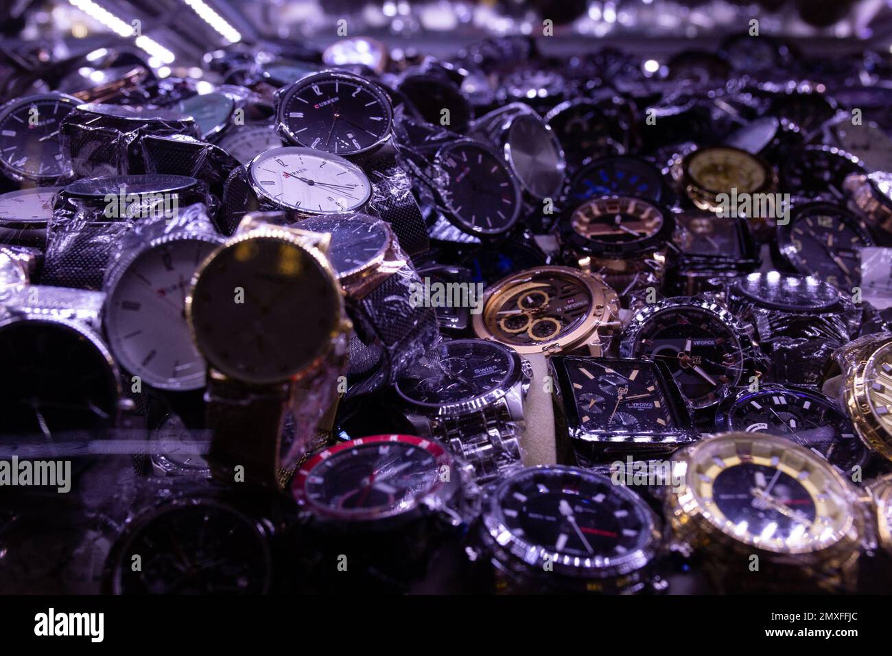 Orologi in Vendita, mercato Centrale di Phnom Penh ( ផ្សារធំថ្មី ) - Cambogia ( Fotografia di strada ) Foto Stock