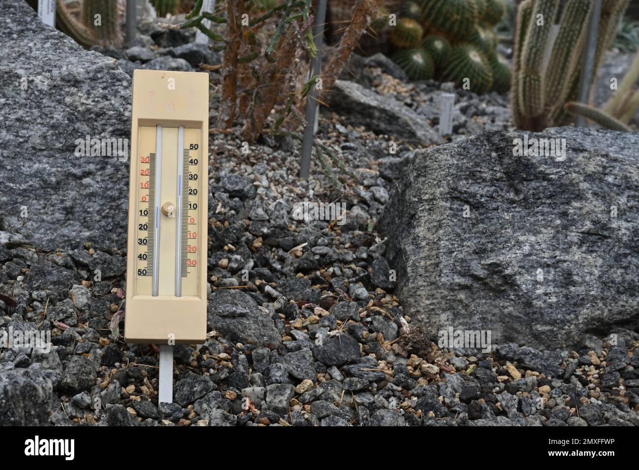 Termometro a bulbo umido e secco, uno strumento utilizzato per misurare l'umidità relativa dell'atmosfera. Foto Stock