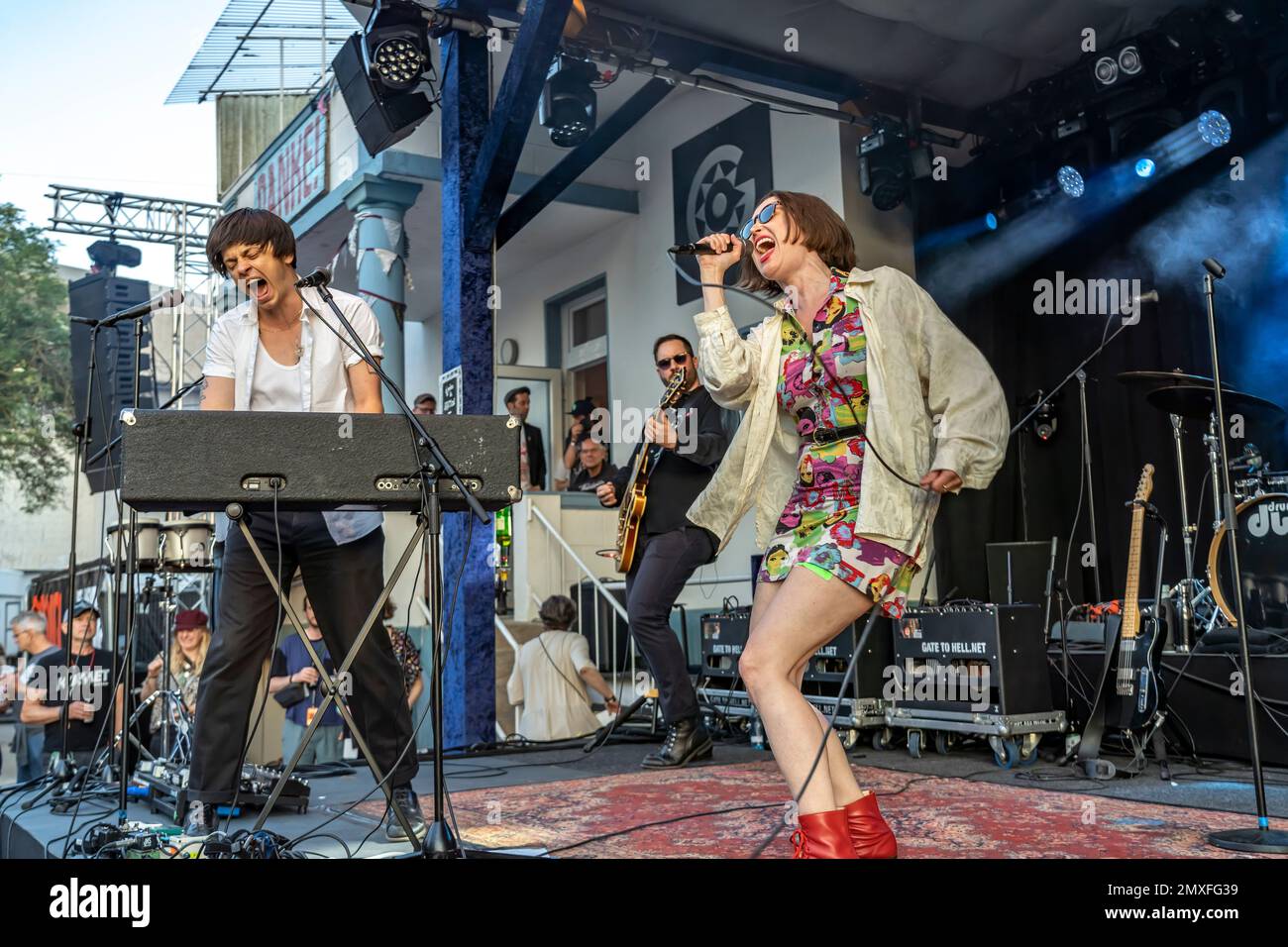 Leah Fay und Peter Dreimanis von der kanadischen Rockband July Talk live beim Orange Blossom Special Festival, Beverungen, Deutschland | Leah Fay A. Foto Stock