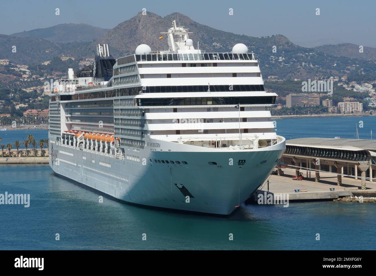 MSC Orchestra ormeggiata nel porto di Malaga durante l'estate. La nave passeggeri è una nave da crociera di classe Musica. Foto Stock