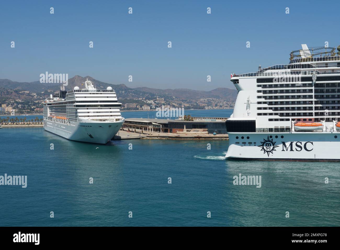 MSC Orchestra ormeggiata nel porto di Malaga durante l'estate. Foto Stock