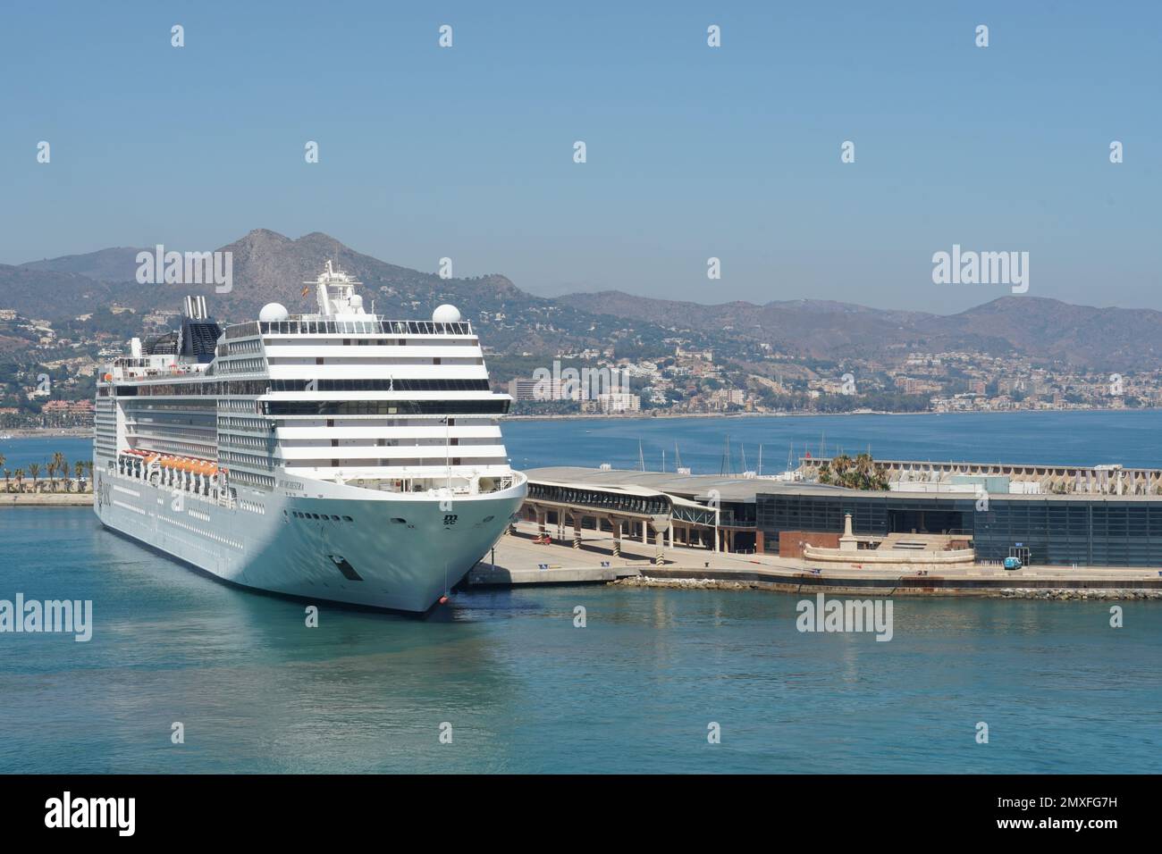 Nave passeggeri MSC Orchestra ormeggiata nel porto di Malaga durante l'estate. Foto Stock