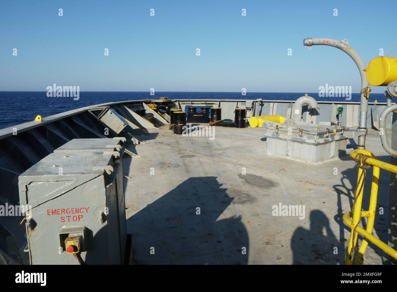 Vista sulla stazione di manovra in avanti sulla nave container da carico con i pilastri verniciati nero e giallo. Foto Stock