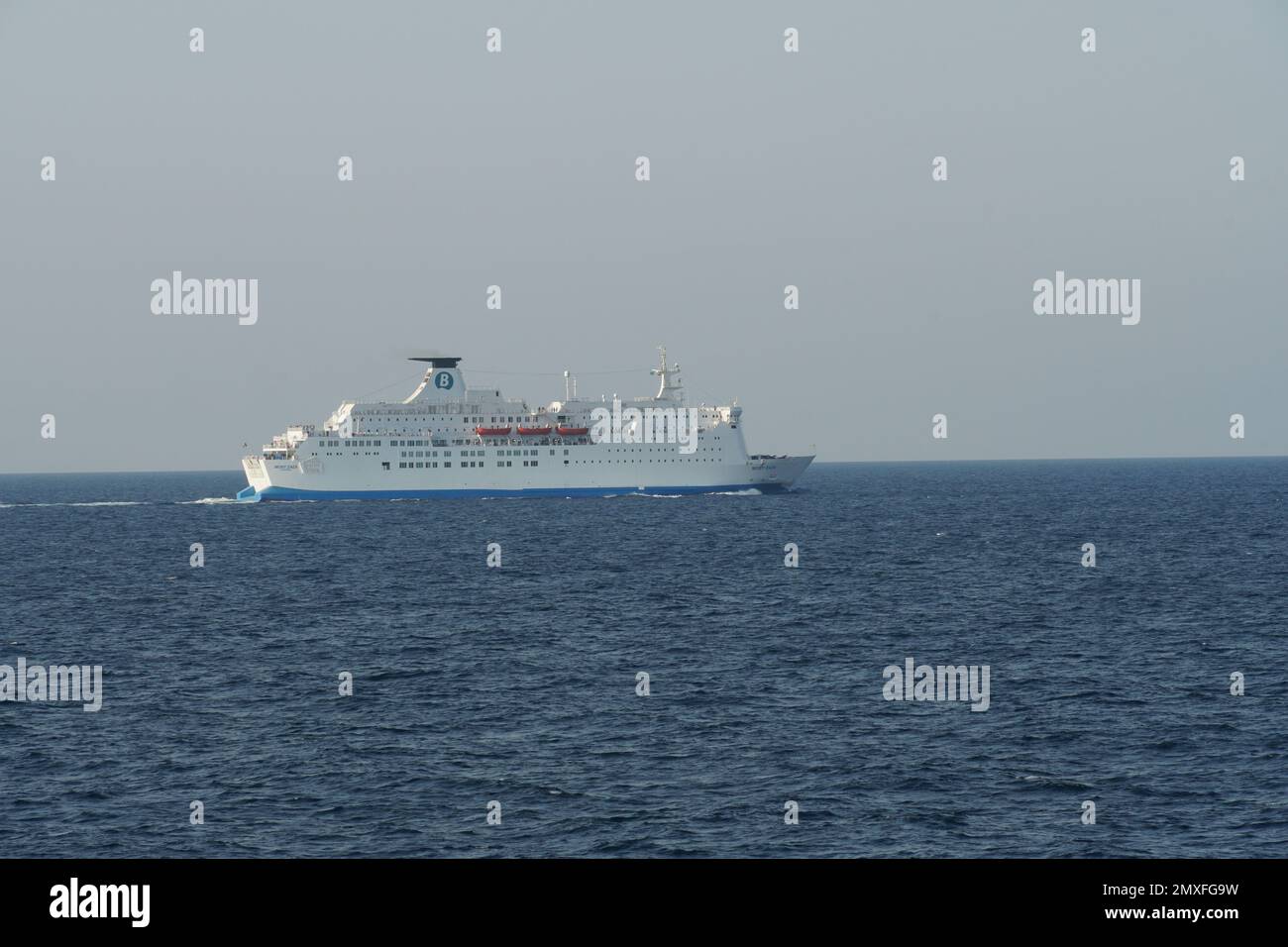 White Passenger, Ro-Ro, Cargo Ship Moby Zaza lascia il porto di Valencia e naviga attraverso il blu del Mediterraneo. Foto Stock
