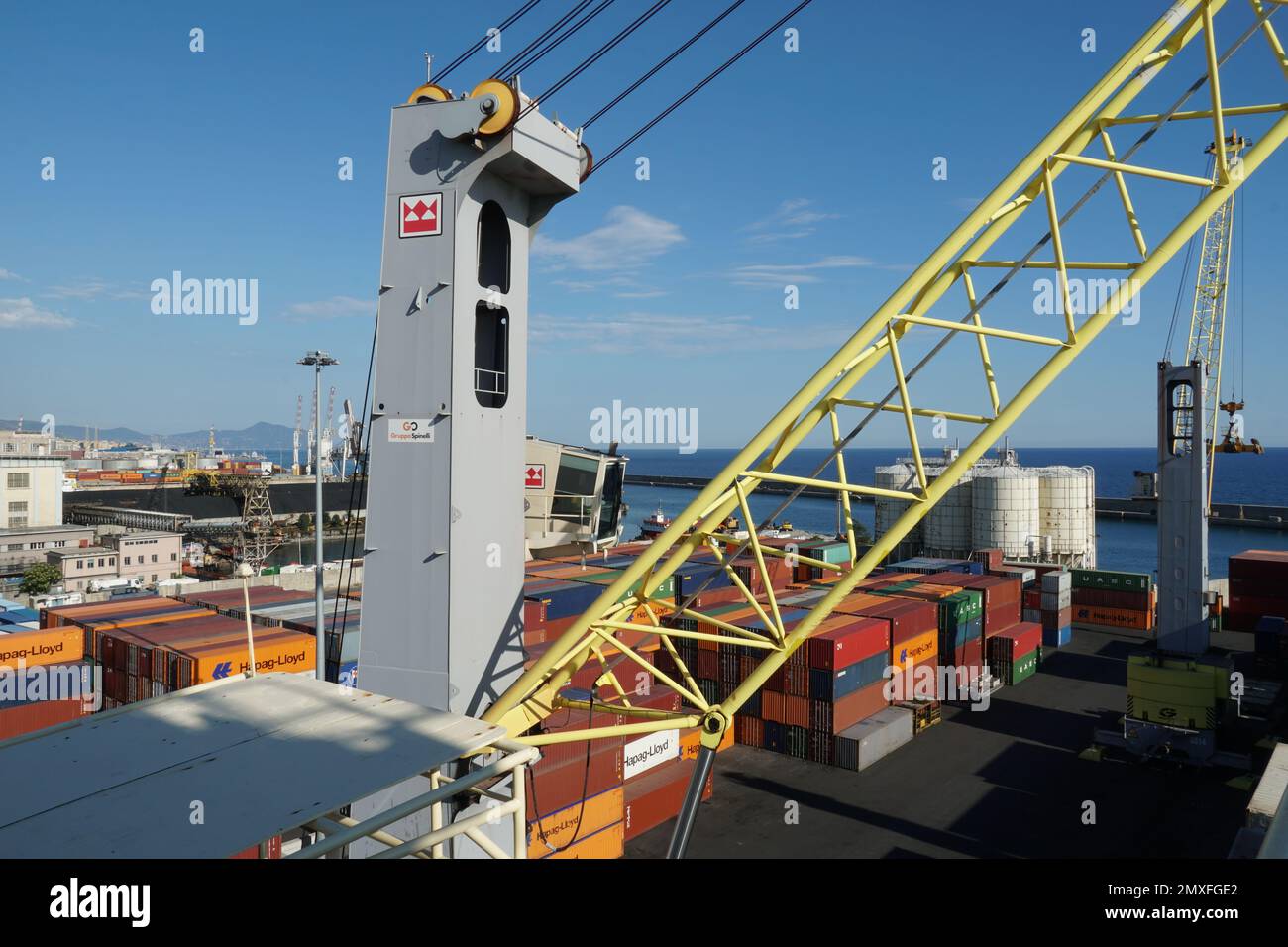 Vista sul terminal container e sulle gru mobili con spanditore per operazioni di carico e scarico nel porto di Genova. Foto Stock